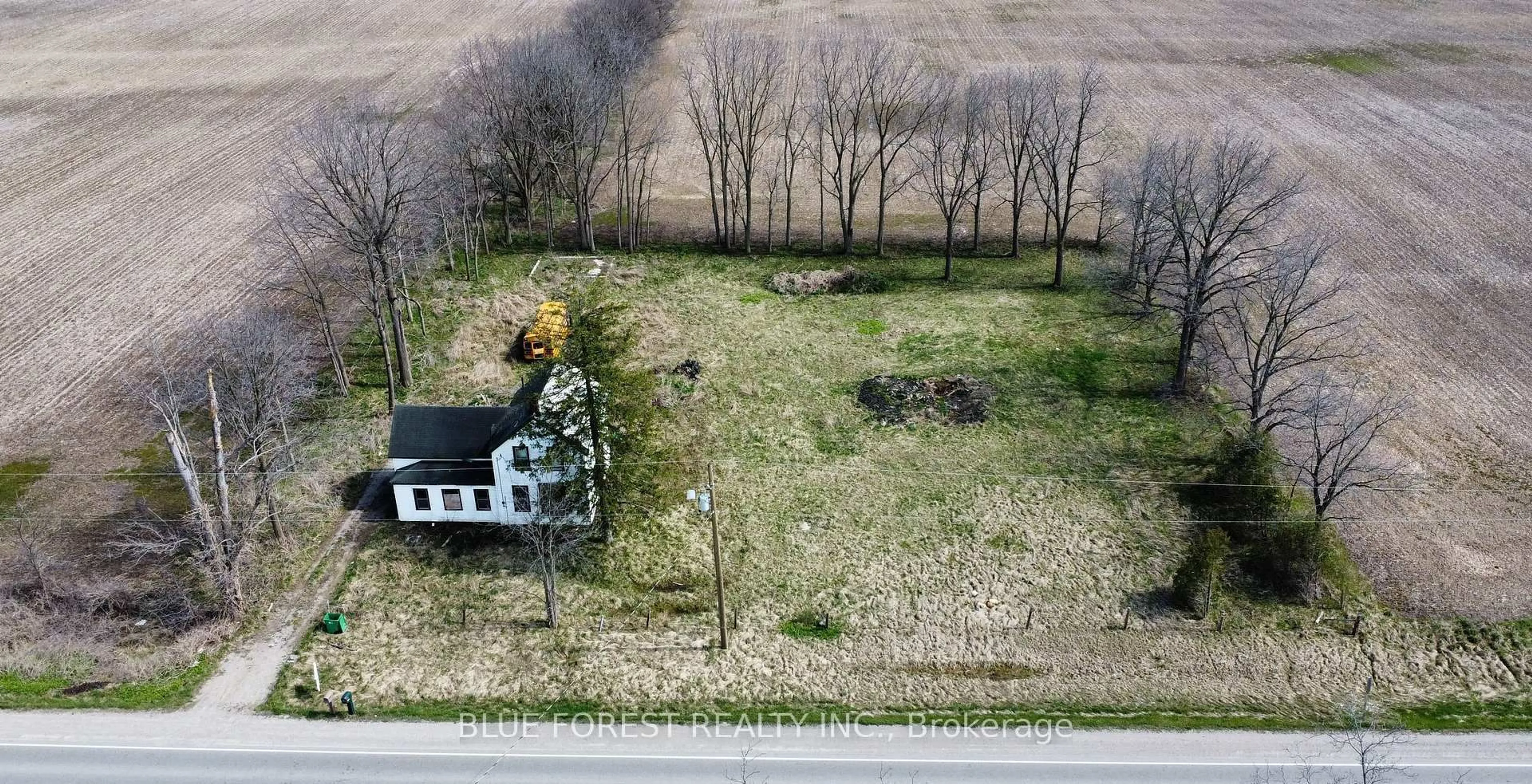 A pic from outside/outdoor area/front of a property/back of a property/a pic from drone, unknown for 5019 GLENDON Dr, Southwest Middlesex Ontario N0L 1A0