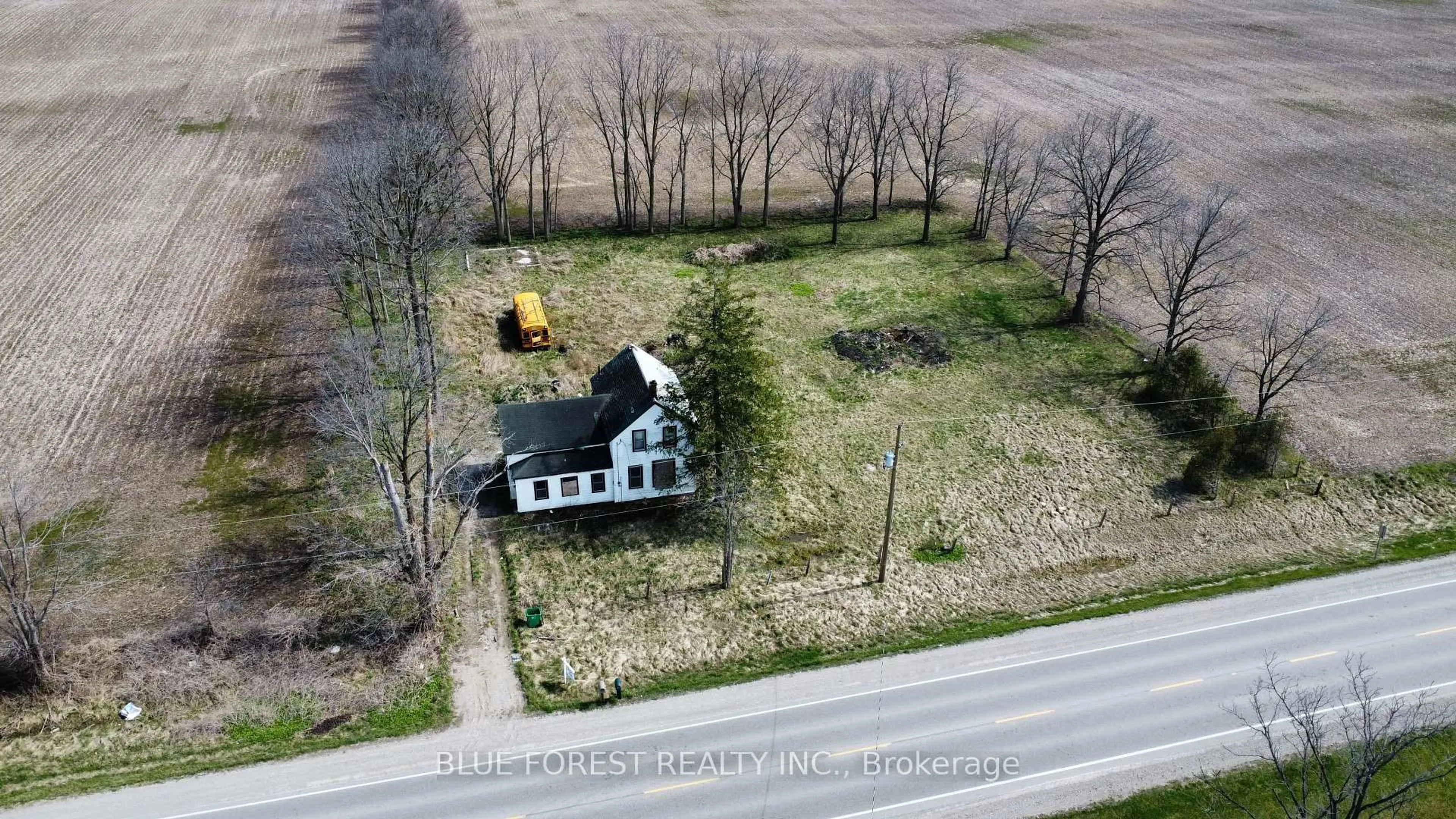 A pic from outside/outdoor area/front of a property/back of a property/a pic from drone, building for 5019 GLENDON Dr, Southwest Middlesex Ontario N0L 1A0