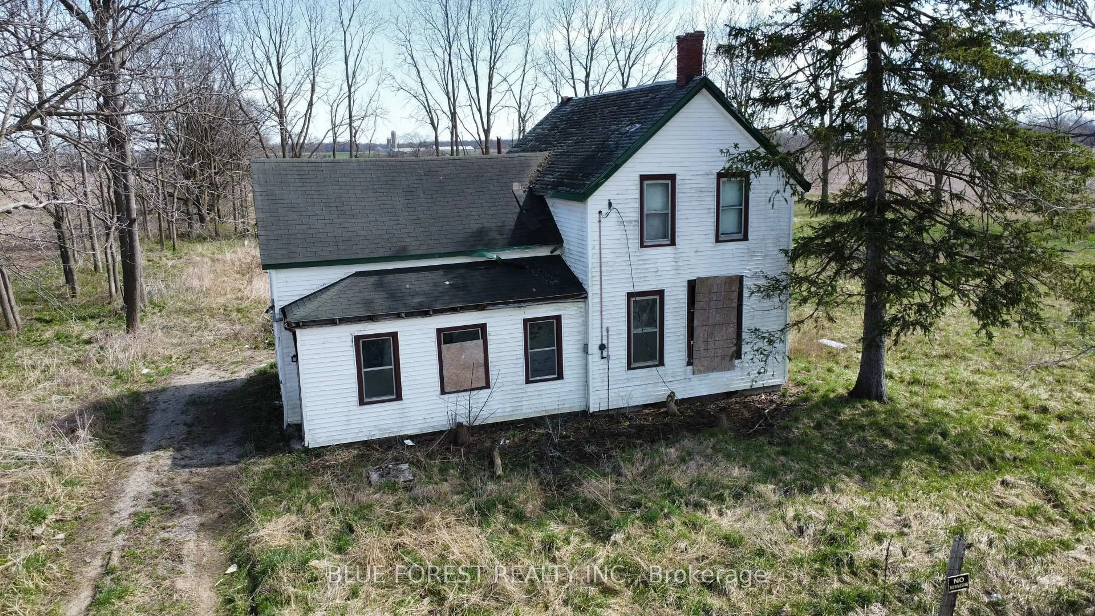 A pic from outside/outdoor area/front of a property/back of a property/a pic from drone, building for 5019 GLENDON Dr, Southwest Middlesex Ontario N0L 1A0