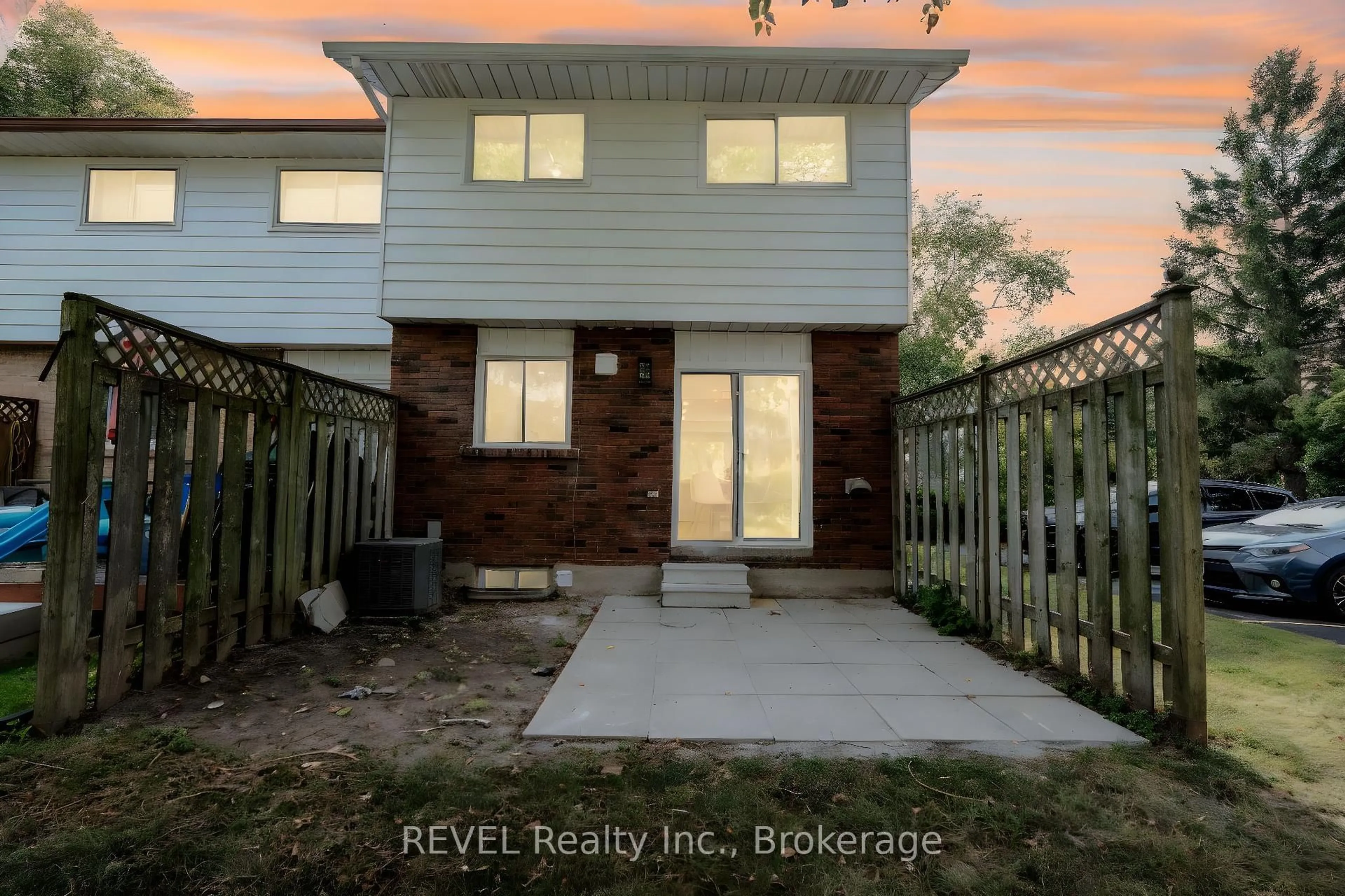 Home with vinyl exterior material, unknown for 5787 Swayze Dr #3, Niagara Falls Ontario L2J 3W3