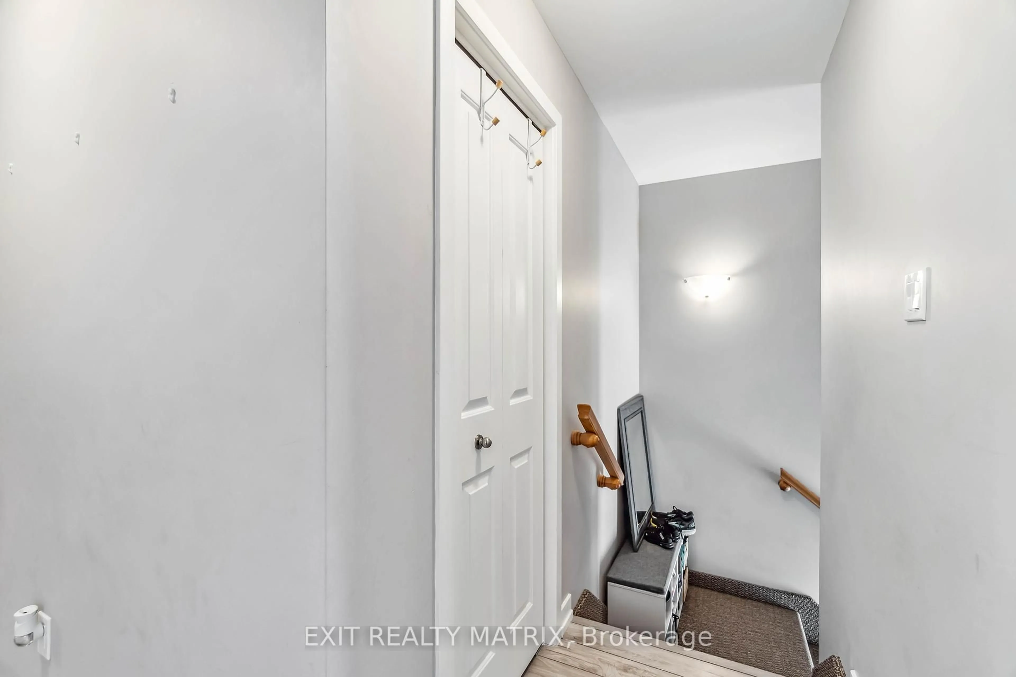 Indoor entryway for 99 St Moritz Tr #410, Russell Ontario K0A 1W0