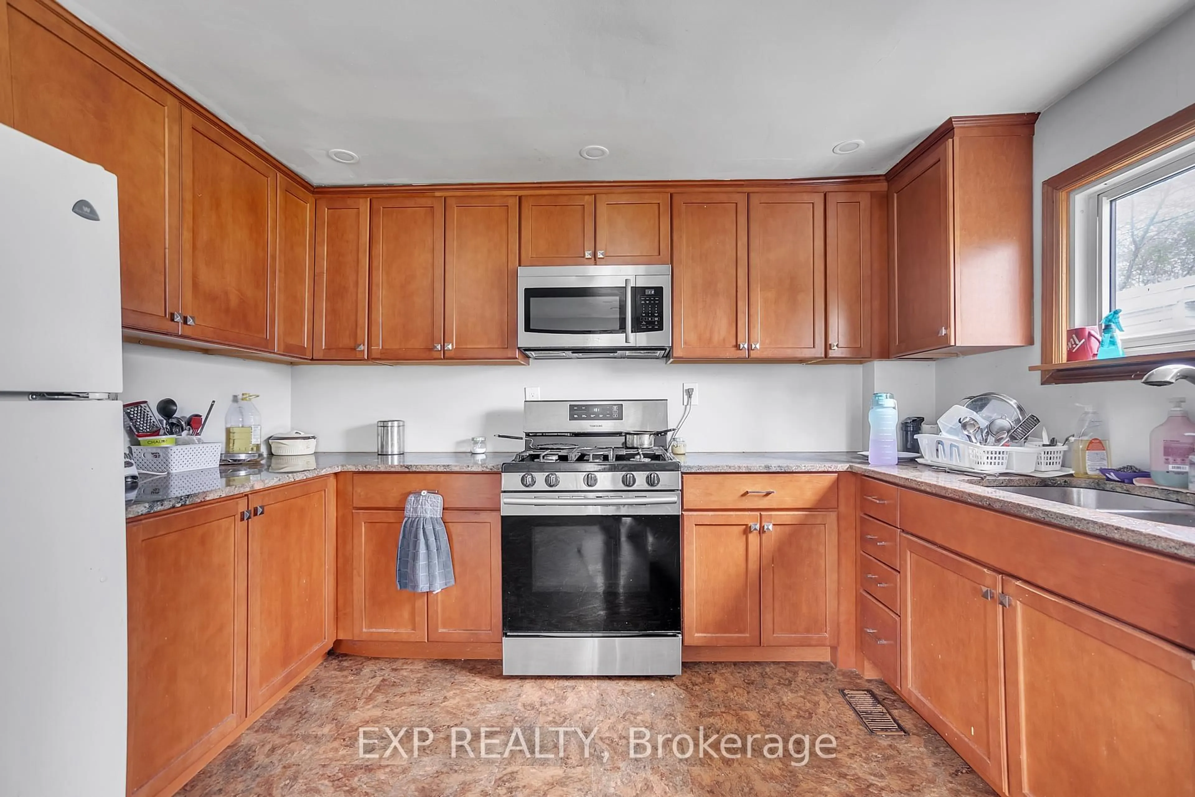 Standard kitchen, ceramic/tile floor for 45 Purdy St, Belleville Ontario K8P 1Y8