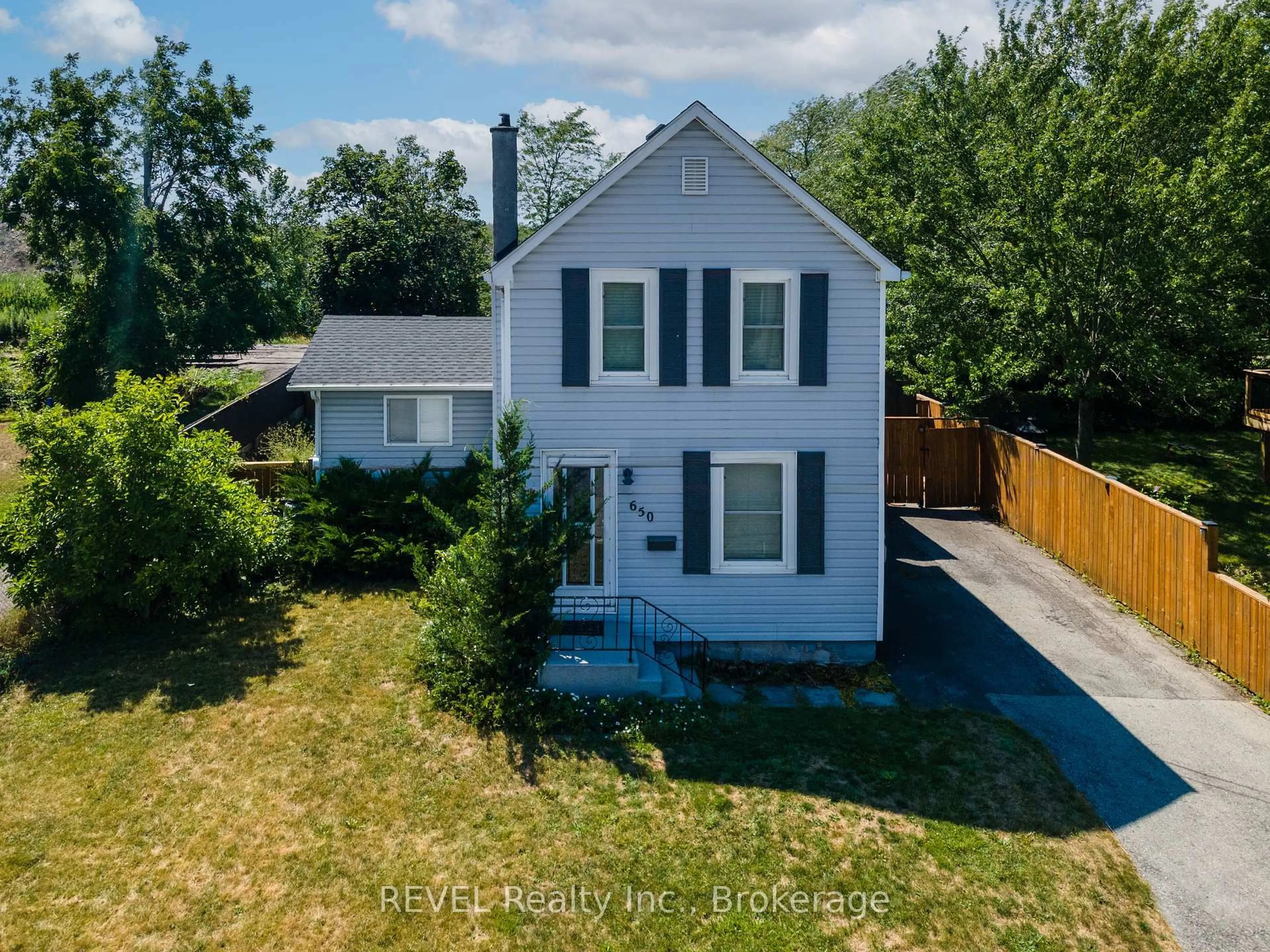 A pic from outside/outdoor area/front of a property/back of a property/a pic from drone, street for 650 Deere St, Welland Ontario L3B 2L8