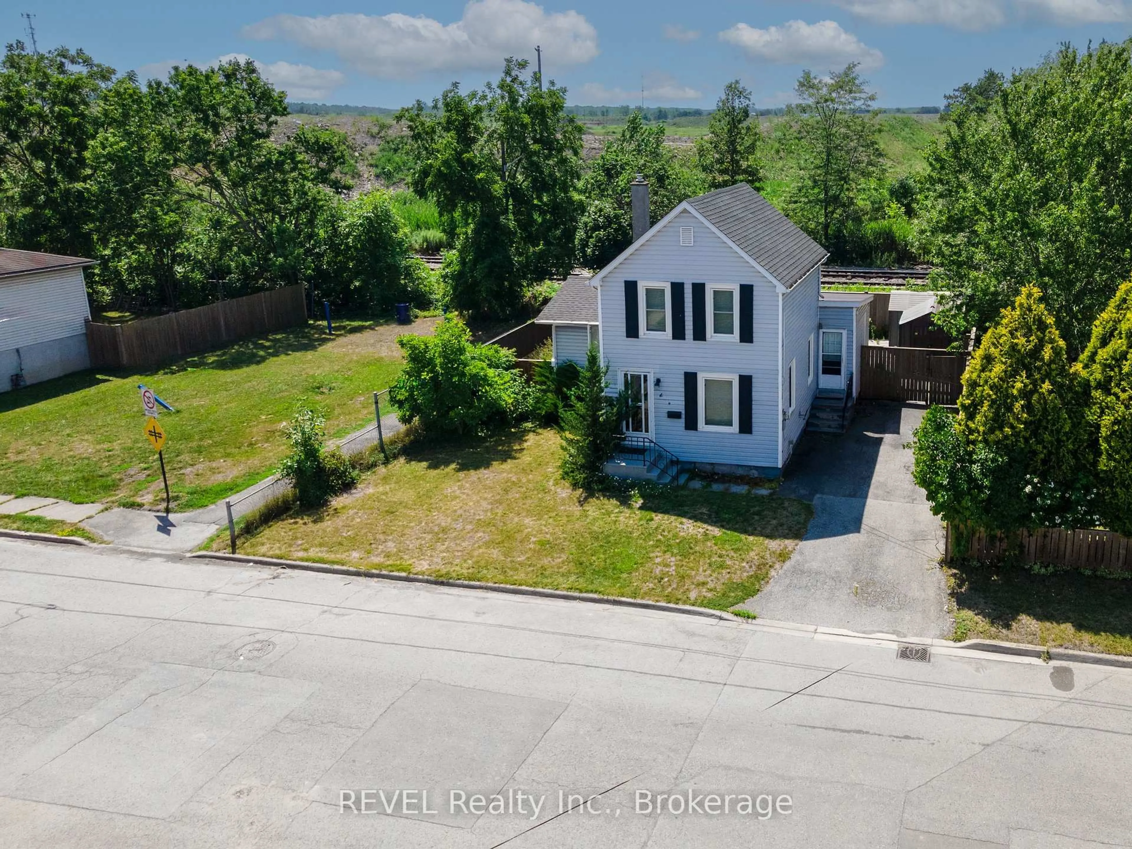 A pic from outside/outdoor area/front of a property/back of a property/a pic from drone, street for 650 Deere St, Welland Ontario L3B 2L8