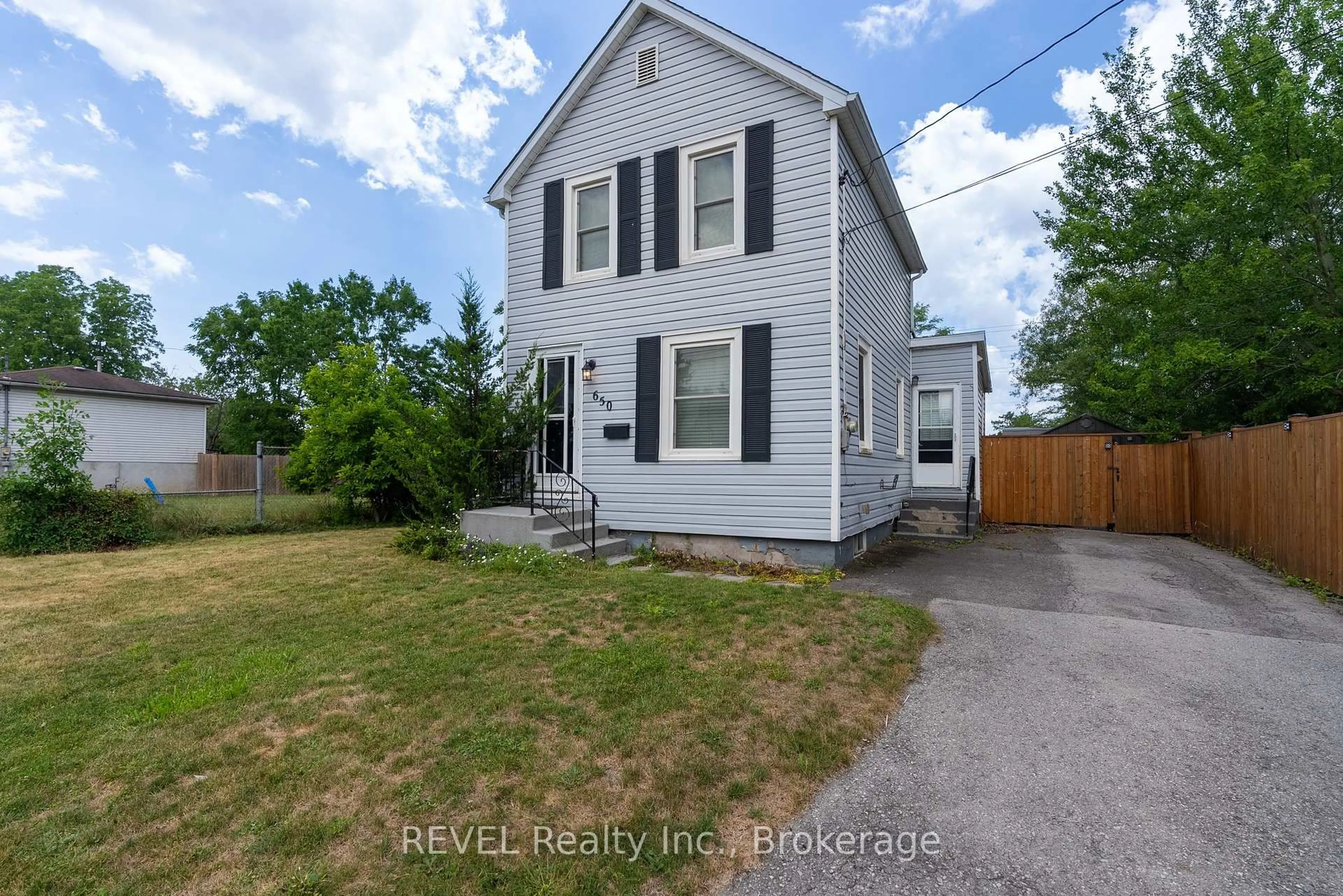 A pic from outside/outdoor area/front of a property/back of a property/a pic from drone, street for 650 Deere St, Welland Ontario L3B 2L8