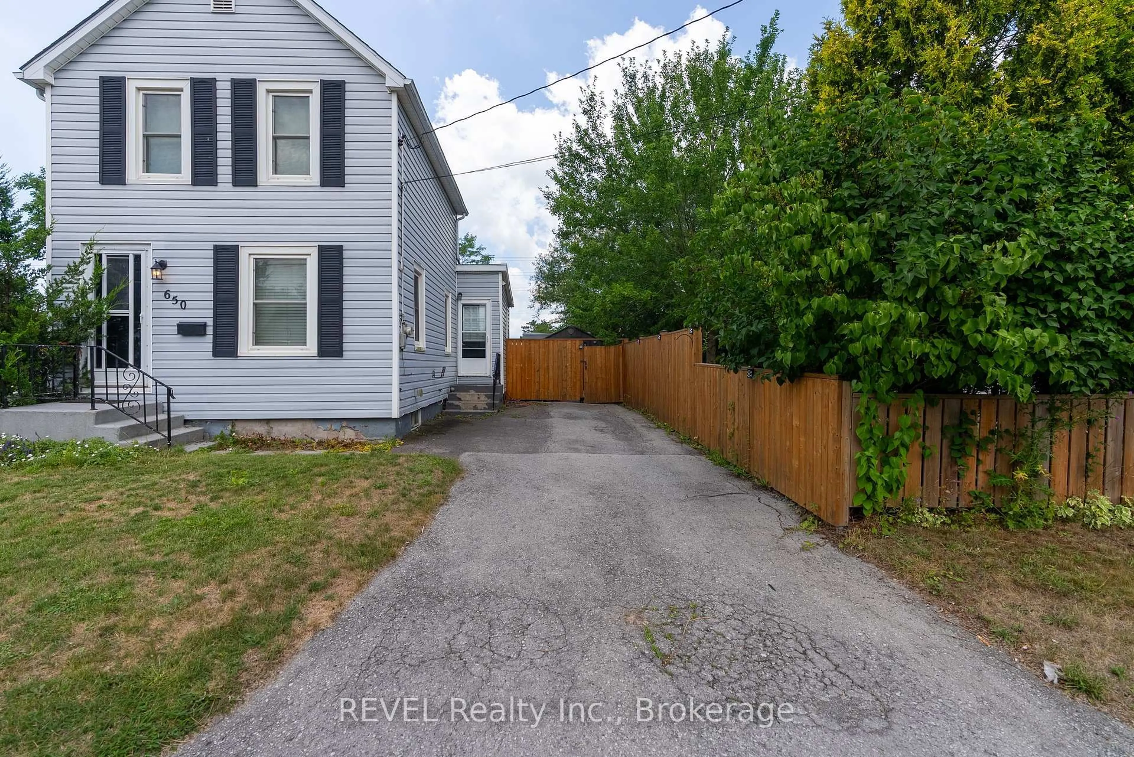 A pic from outside/outdoor area/front of a property/back of a property/a pic from drone, street for 650 Deere St, Welland Ontario L3B 2L8