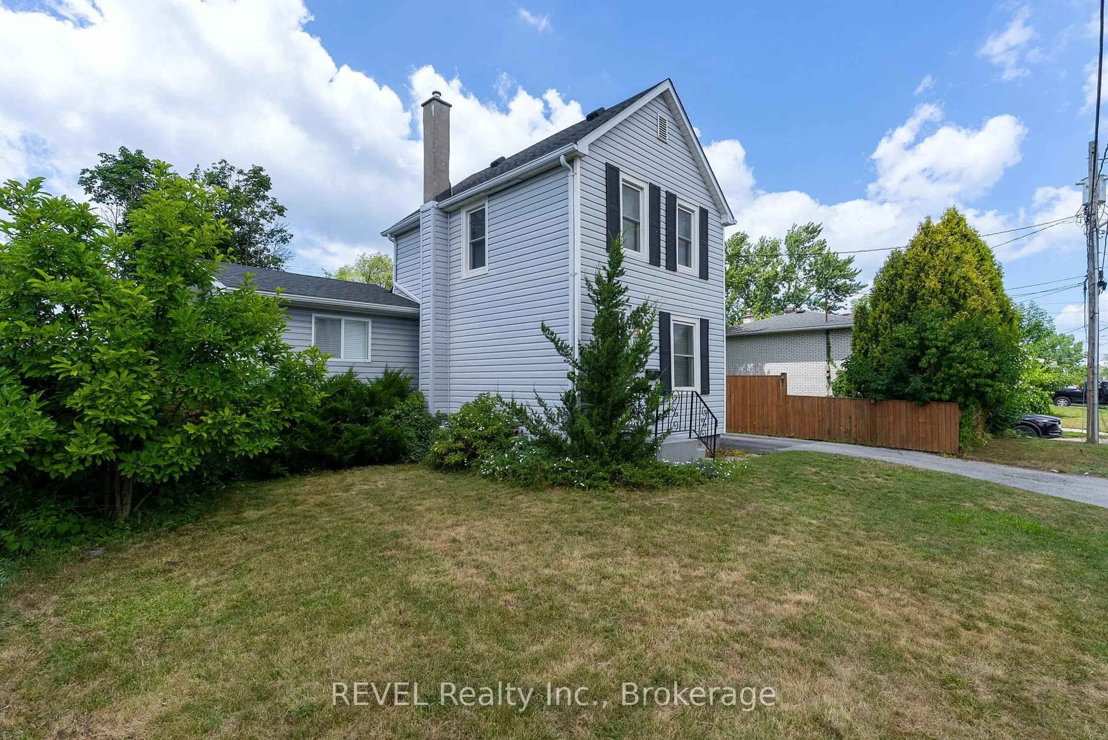 A pic from outside/outdoor area/front of a property/back of a property/a pic from drone, street for 650 Deere St, Welland Ontario L3B 2L8