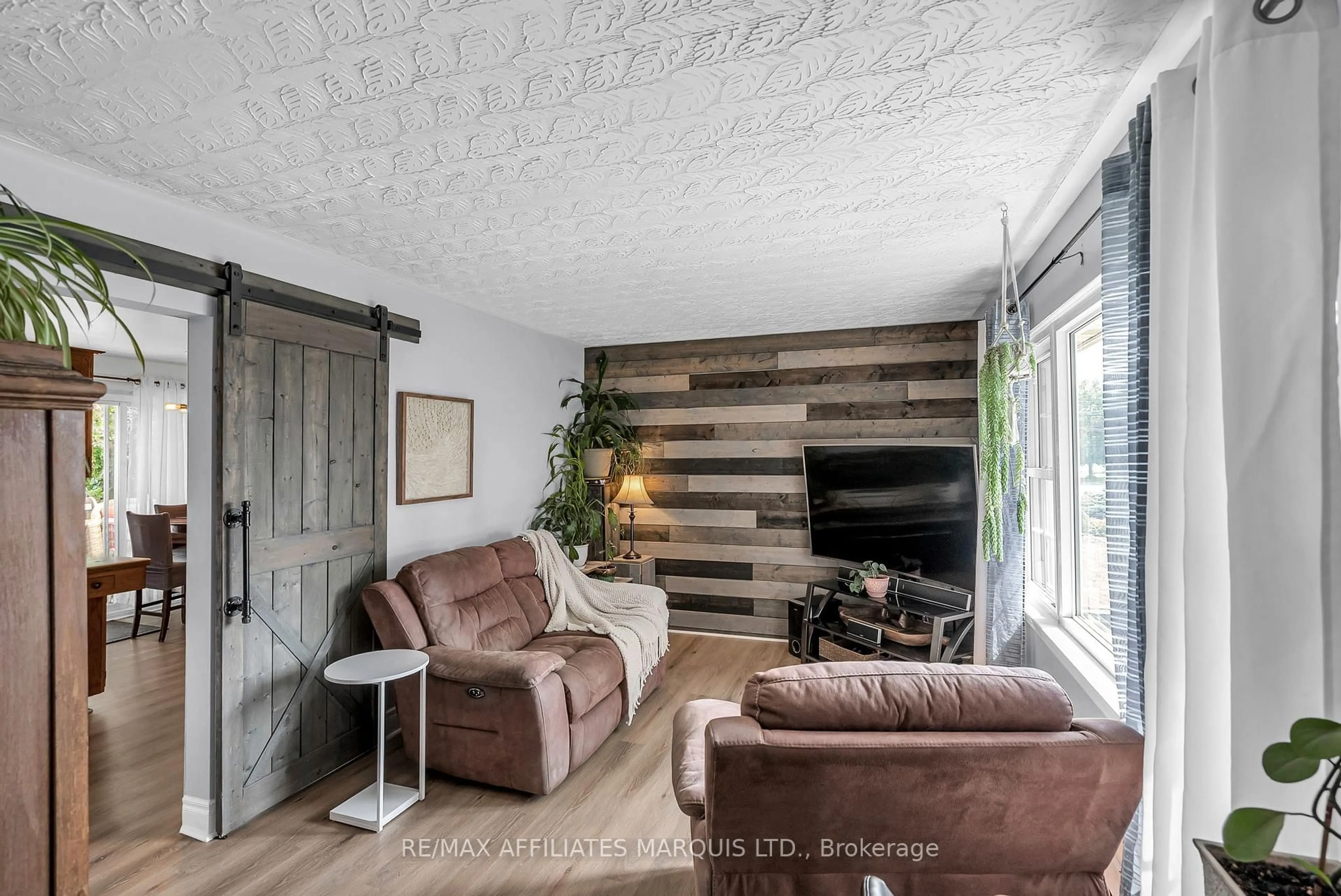 Living room with furniture, unknown for 21 Crescent View Dr, Cornwall Ontario K6J 3E8
