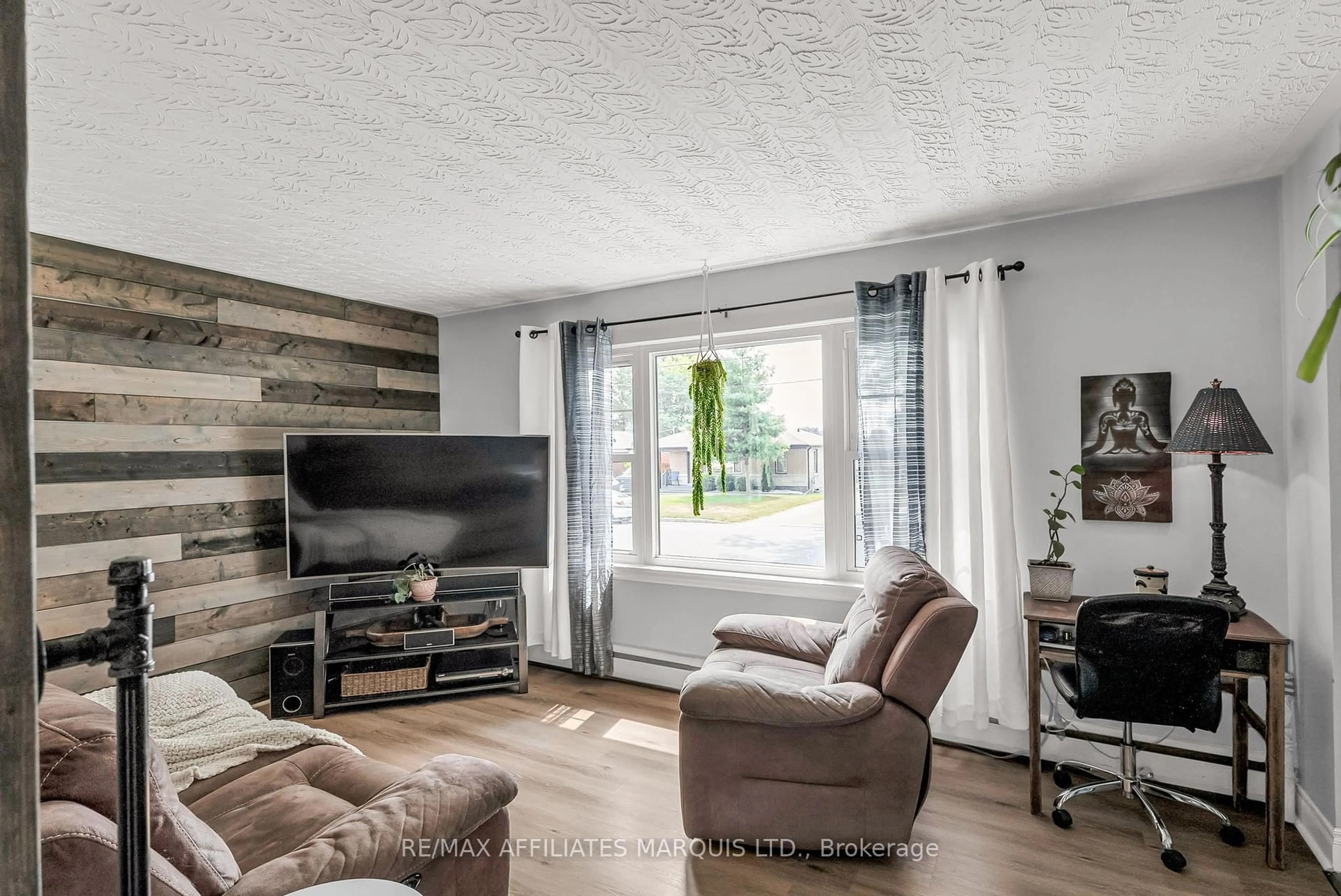 Living room with furniture, wood/laminate floor for 21 Crescent View Dr, Cornwall Ontario K6J 3E8