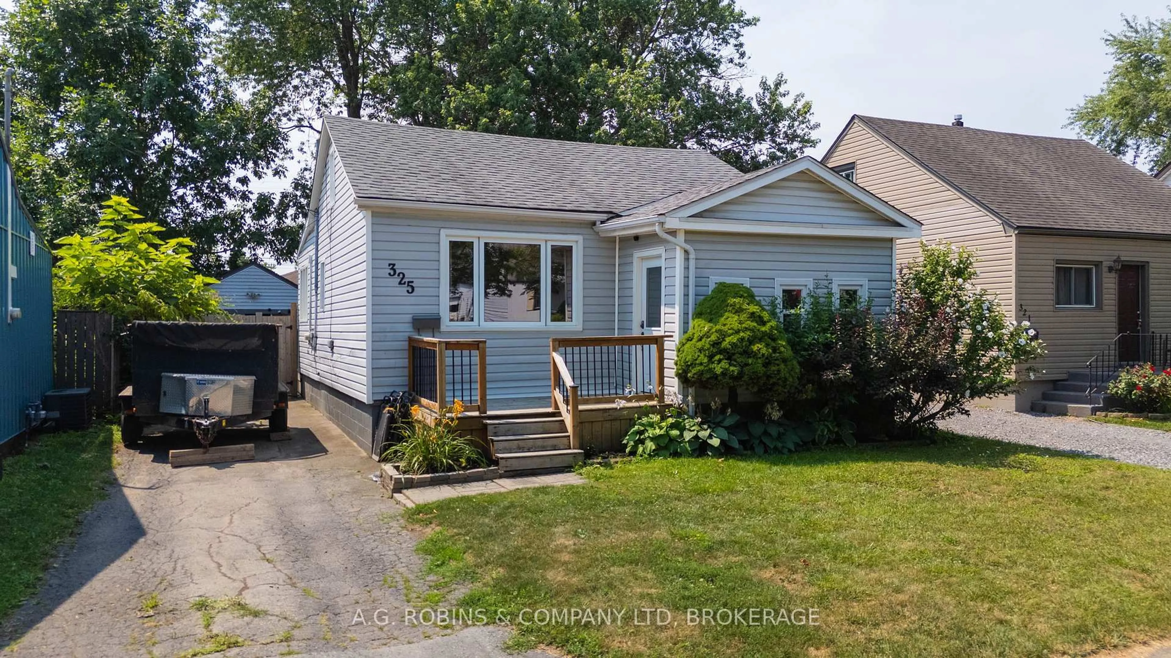 Home with vinyl exterior material, street for 325 Commando St, Welland Ontario L3B 4T2