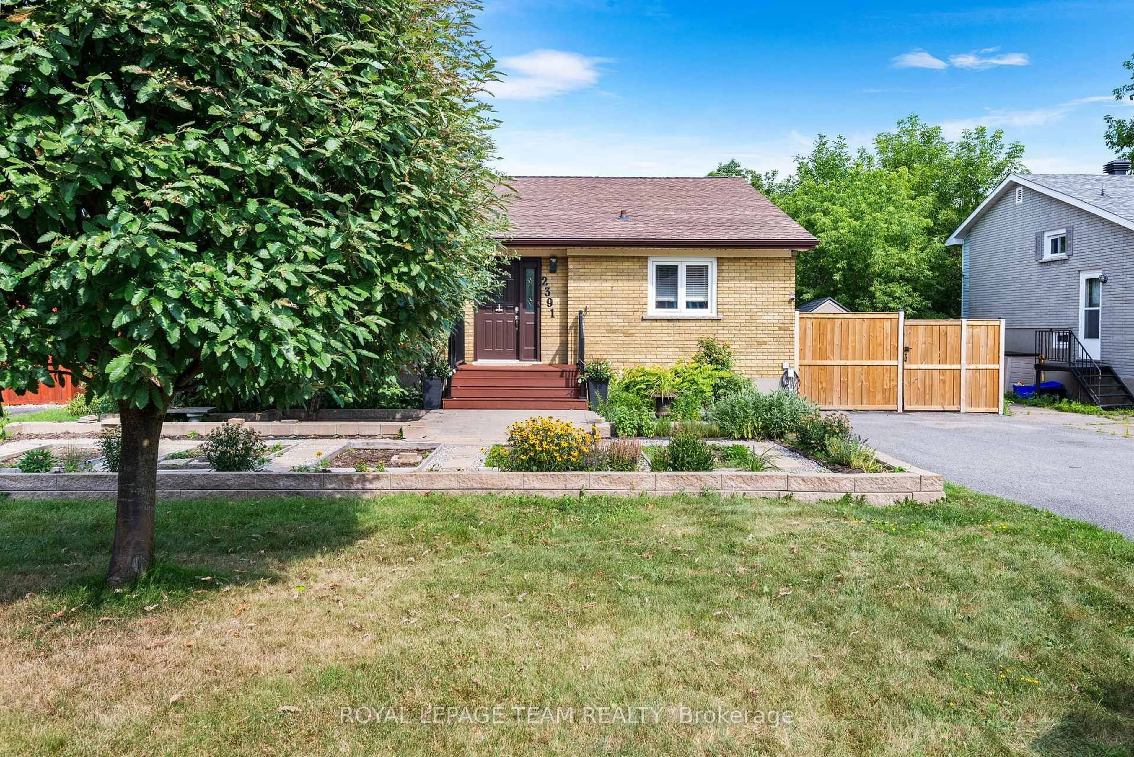 A pic from outside/outdoor area/front of a property/back of a property/a pic from drone, street for 2391 Cheshire Rd, Ottawa Ontario K2C 1G2