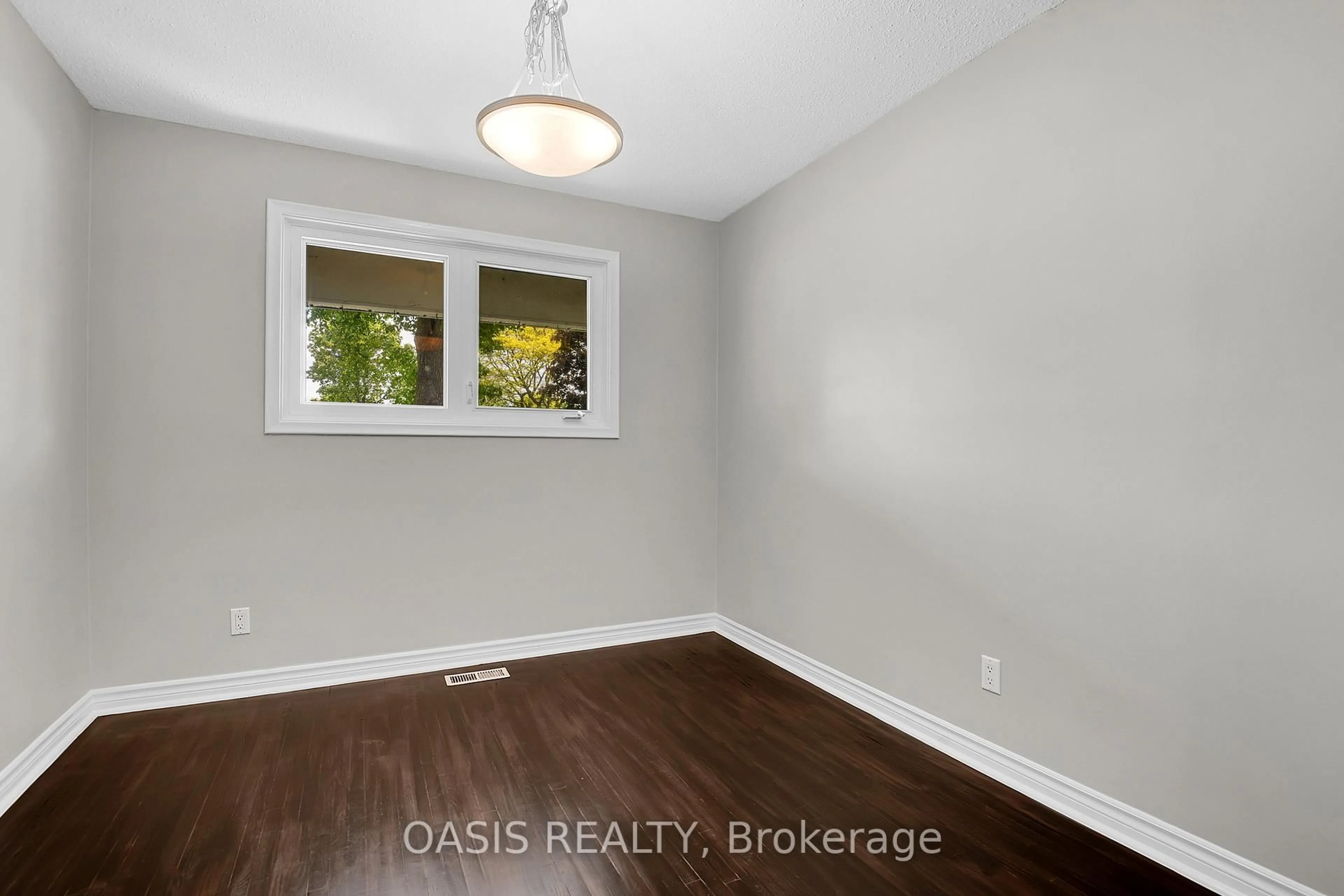 A pic of a room for 2606 Egan Rd, Ottawa Ontario K1V 8N1