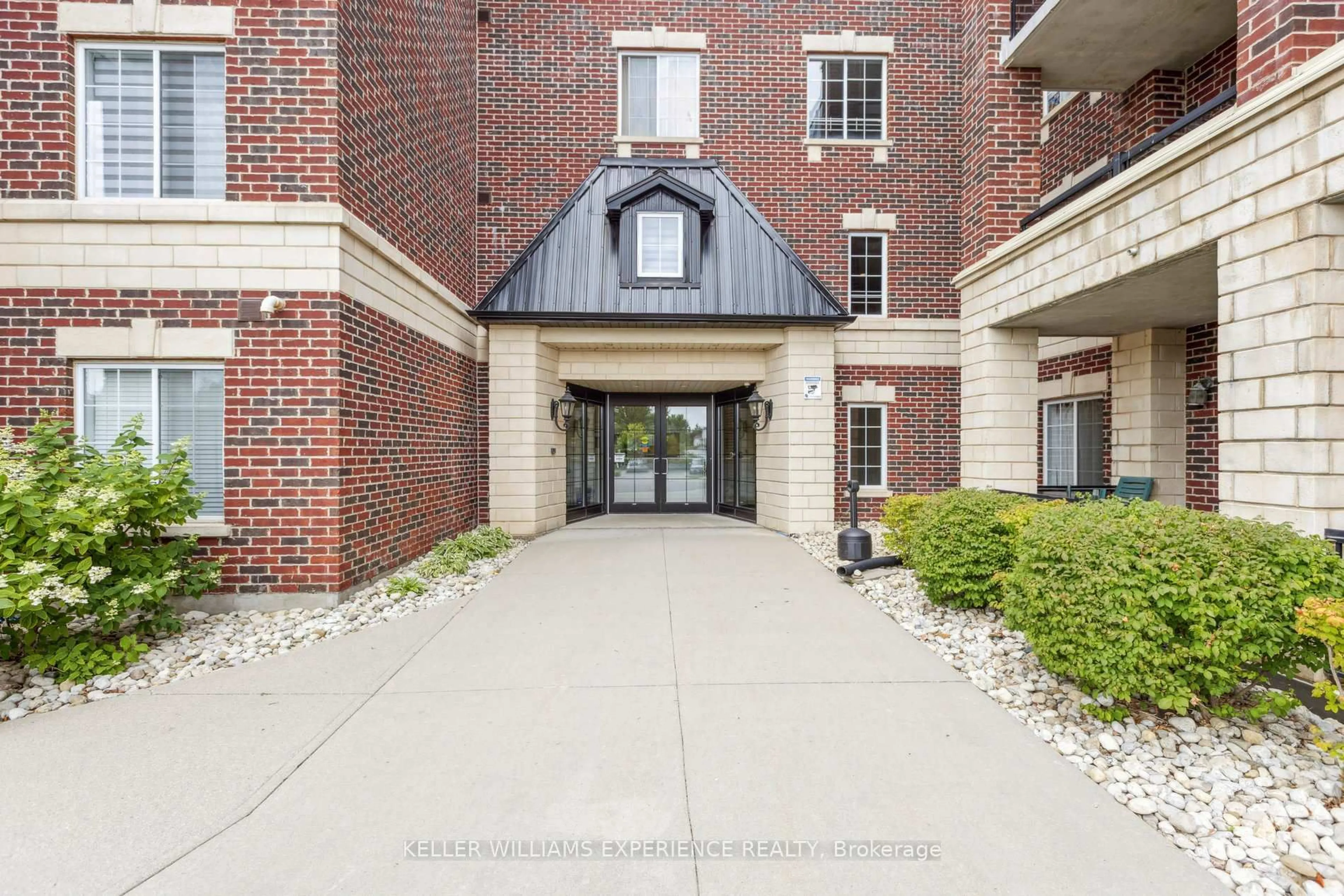 Indoor foyer for 308 Watson Pkwy #301, Guelph Ontario N1E 0G7