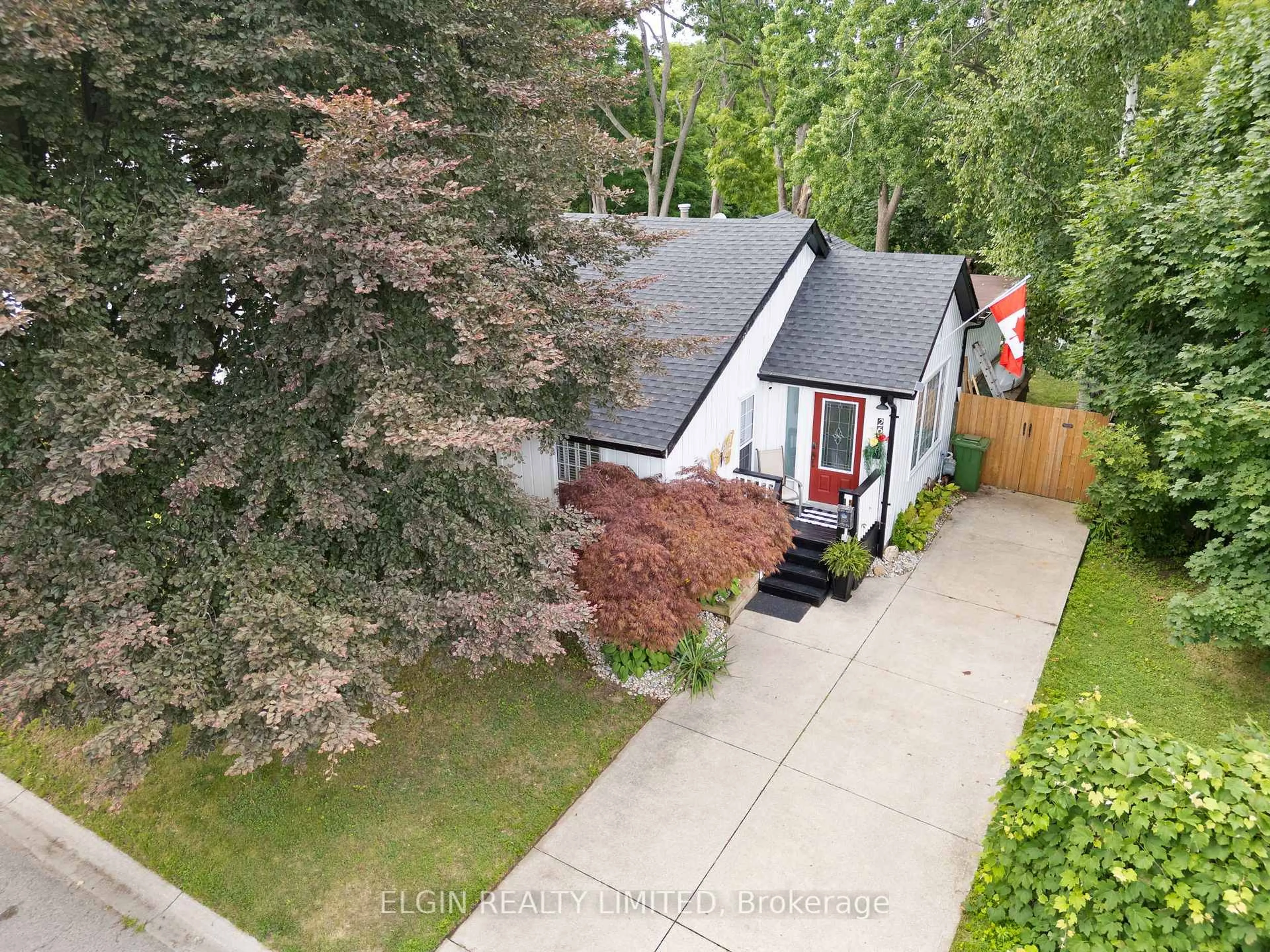 A pic from outside/outdoor area/front of a property/back of a property/a pic from drone, street for 26 Oak St, St. Thomas Ontario N5R 1R4