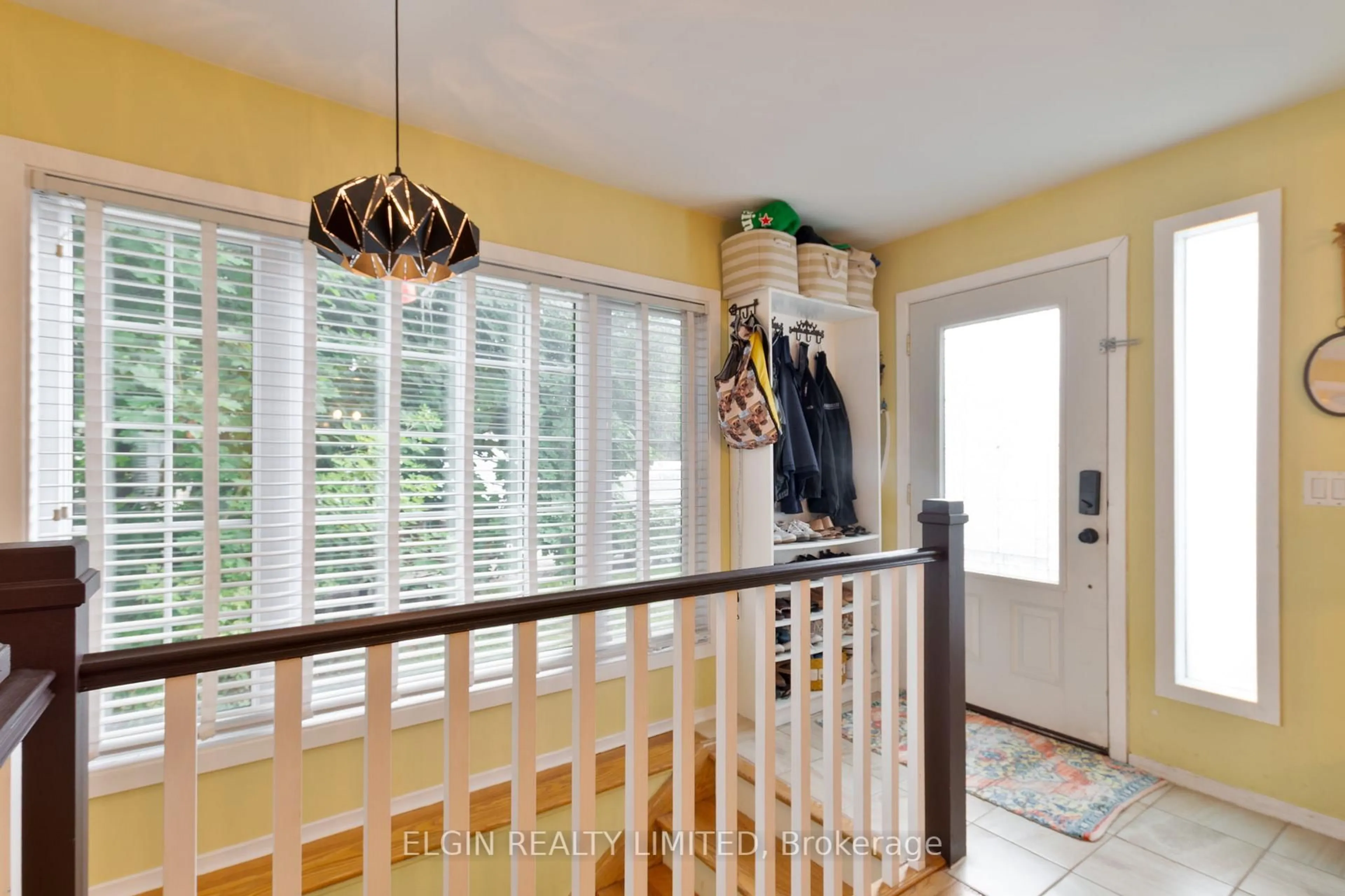Indoor entryway for 26 Oak St, St. Thomas Ontario N5R 1R4