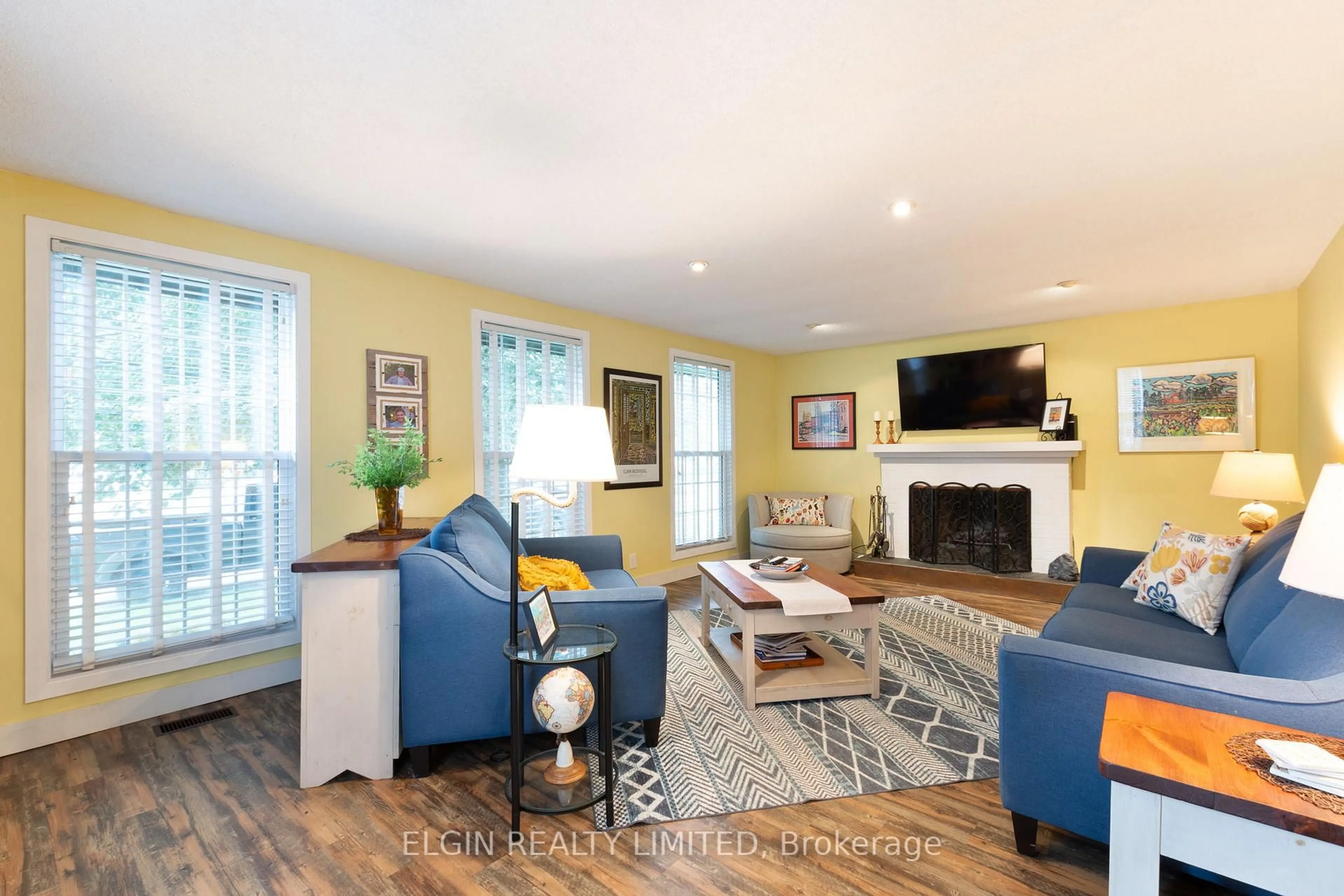 Living room with furniture, unknown for 26 Oak St, St. Thomas Ontario N5R 1R4