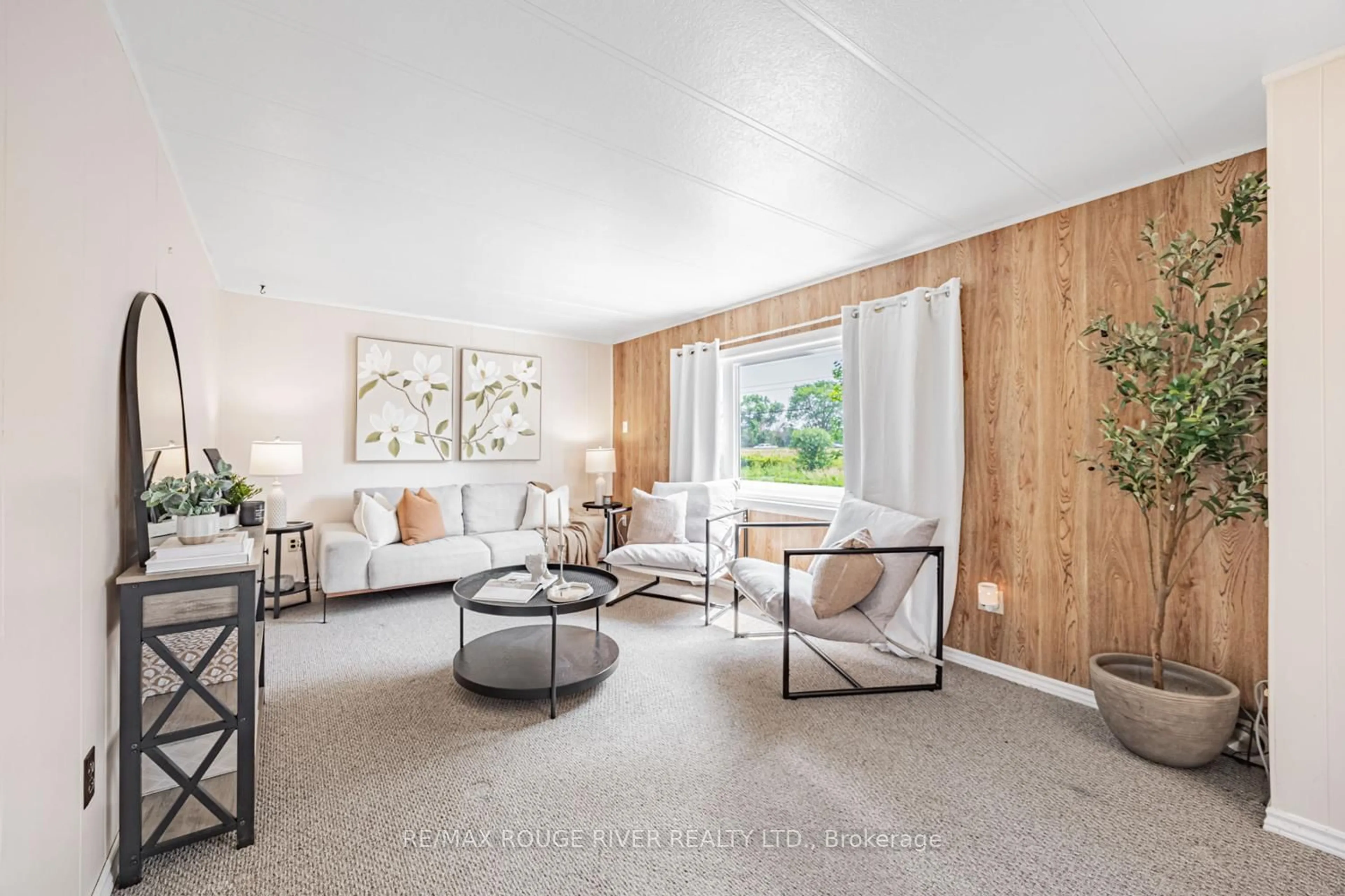 Living room with furniture, unknown for 7622 Telephone Rd, Hamilton Township Ontario K9A 0R2
