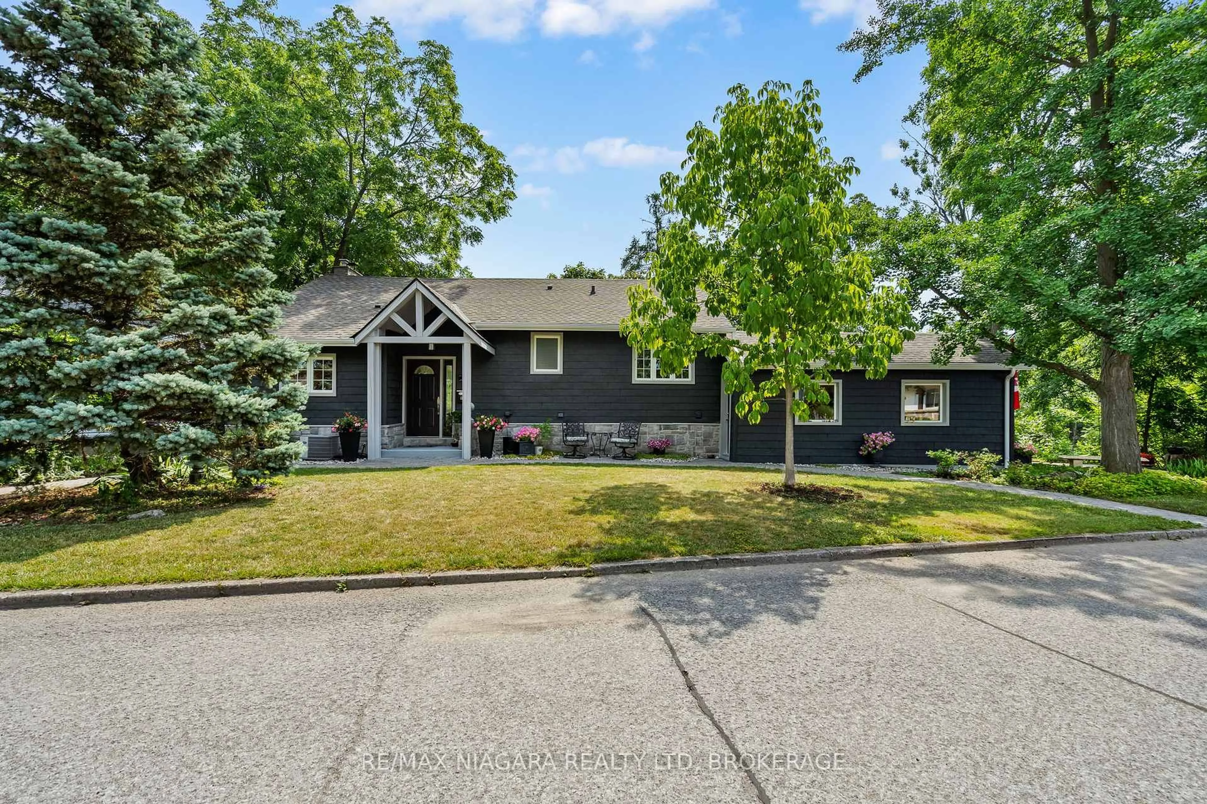 Home with vinyl exterior material, street for 177 Highland Ave, St. Catharines Ontario L2R 4J9