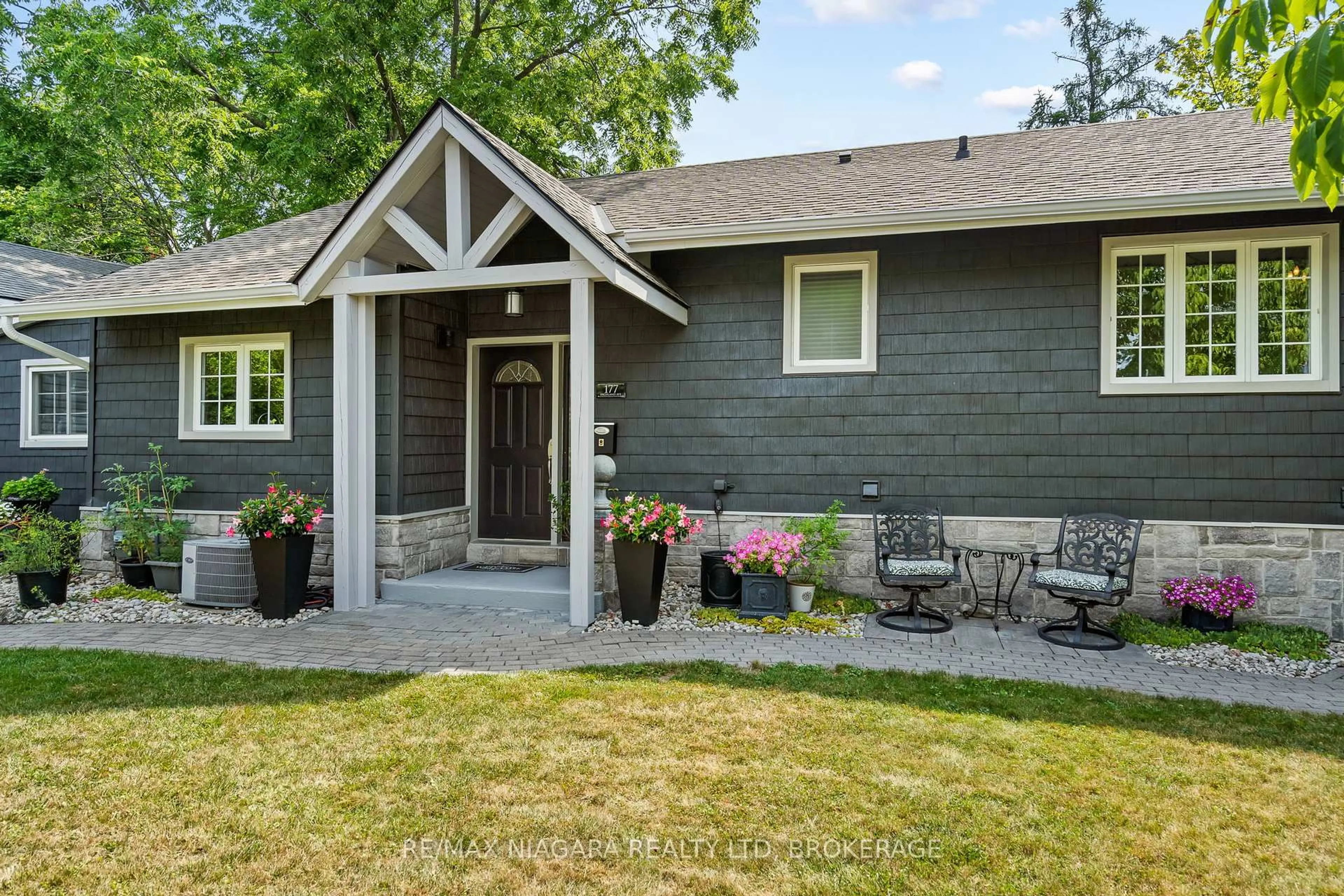 Home with vinyl exterior material, unknown for 177 Highland Ave, St. Catharines Ontario L2R 4J9