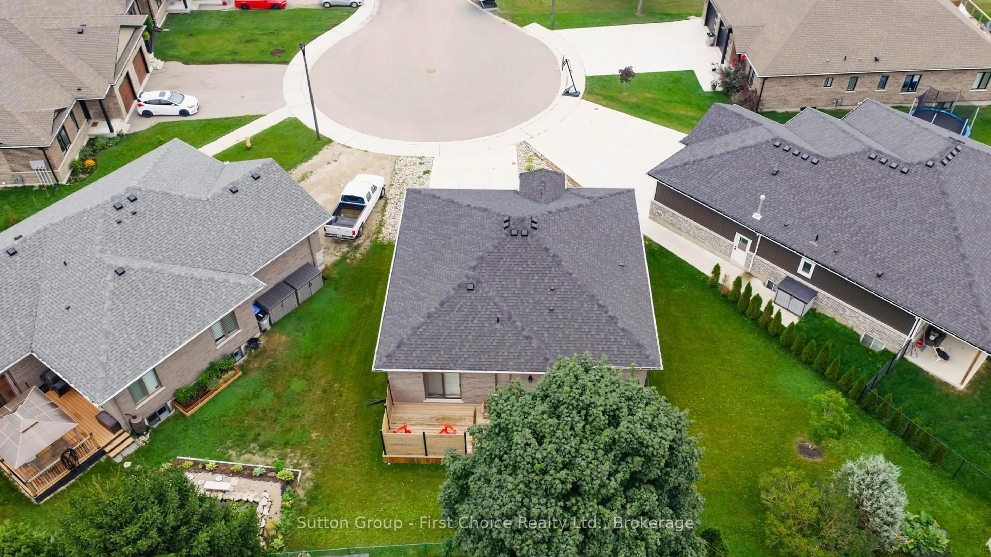 A pic from outside/outdoor area/front of a property/back of a property/a pic from drone, unknown for 34 Yost Crt, Perth East Ontario N0K 1M0