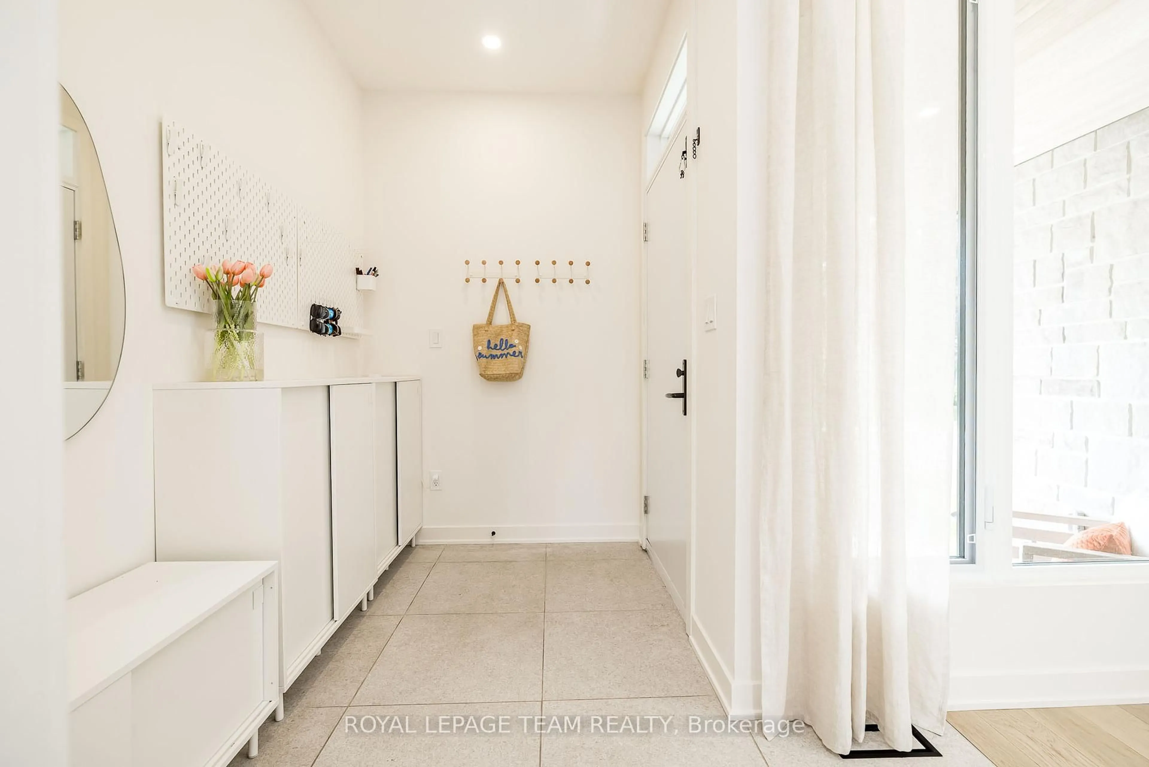 Indoor entryway for 1995 Lenester Ave, Ottawa Ontario K2A 1K4