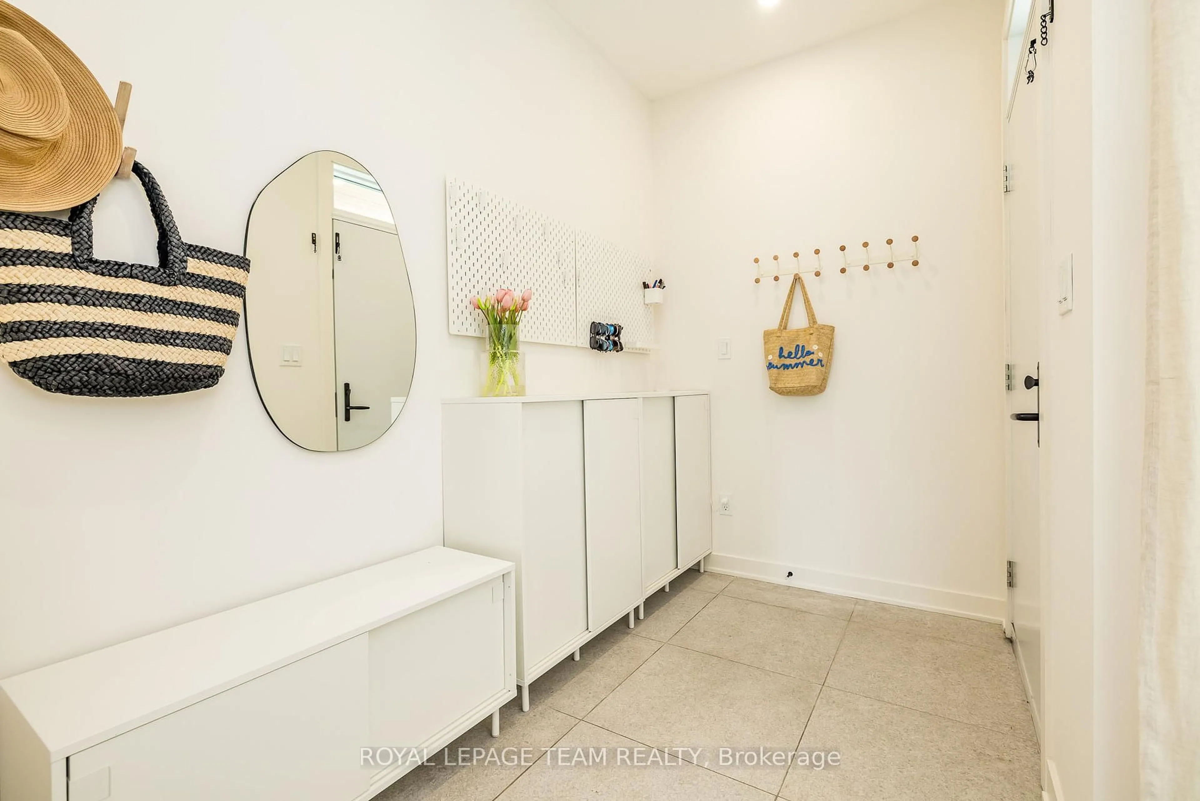 Indoor entryway for 1995 Lenester Ave, Ottawa Ontario K2A 1K4
