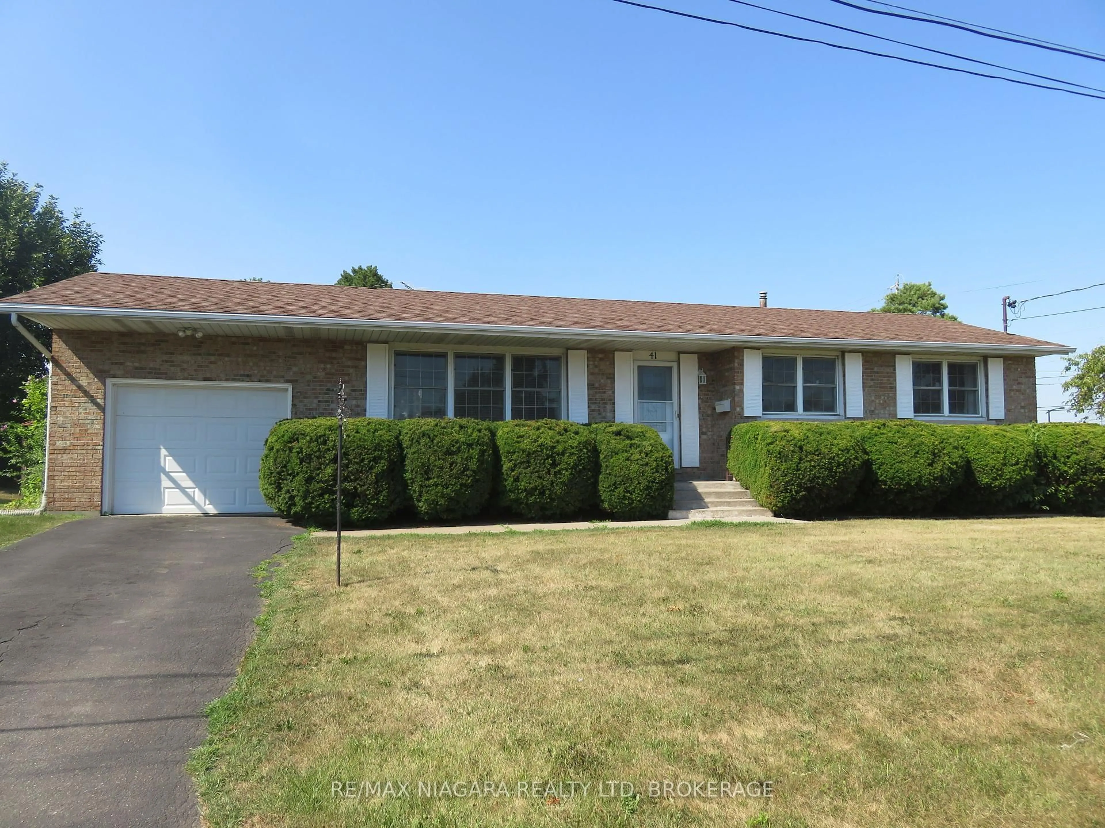 Home with vinyl exterior material, street for 41 Madison St, Fort Erie Ontario L2A 3Z7