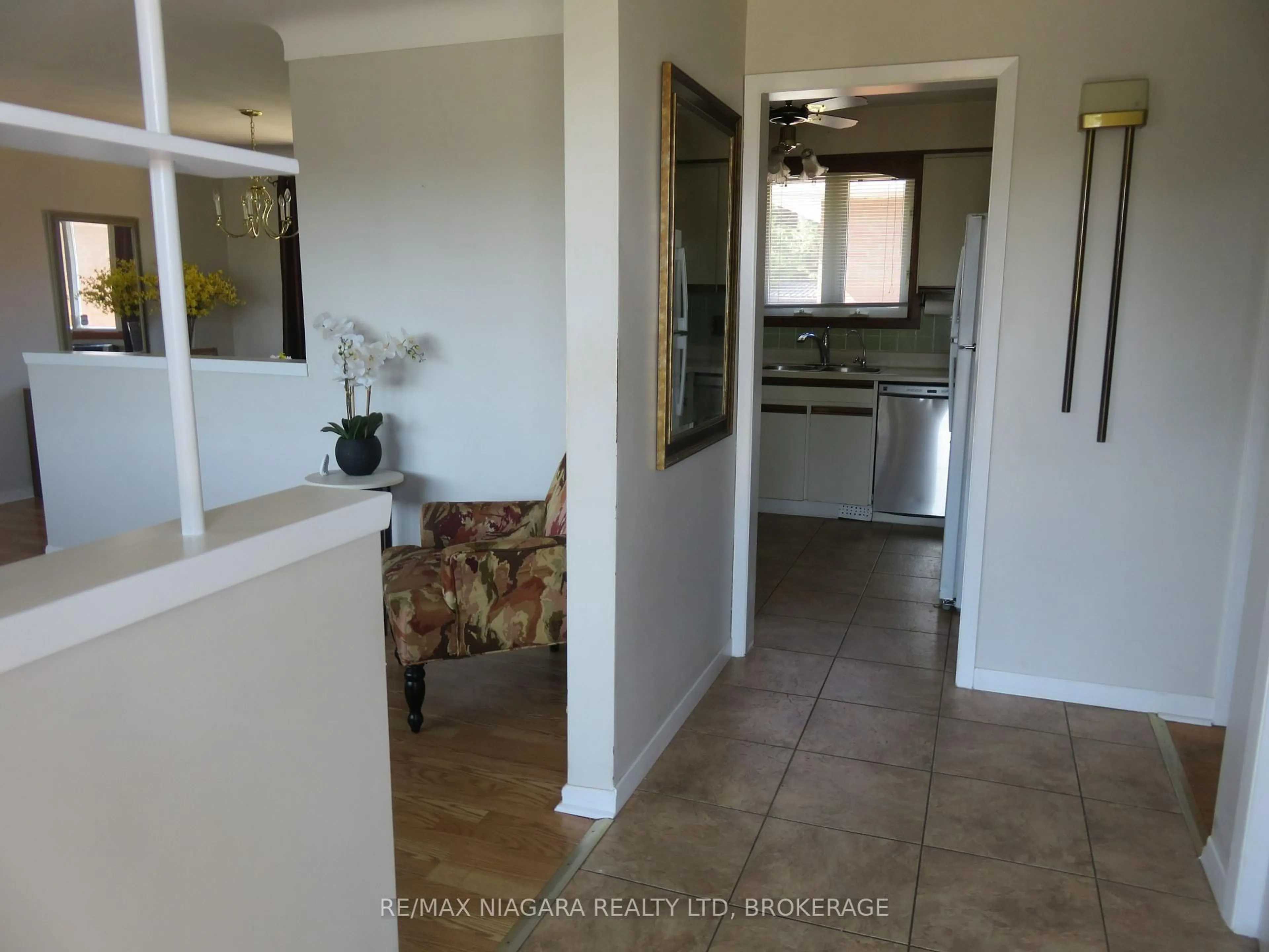 Indoor entryway for 41 Madison St, Fort Erie Ontario L2A 3Z7