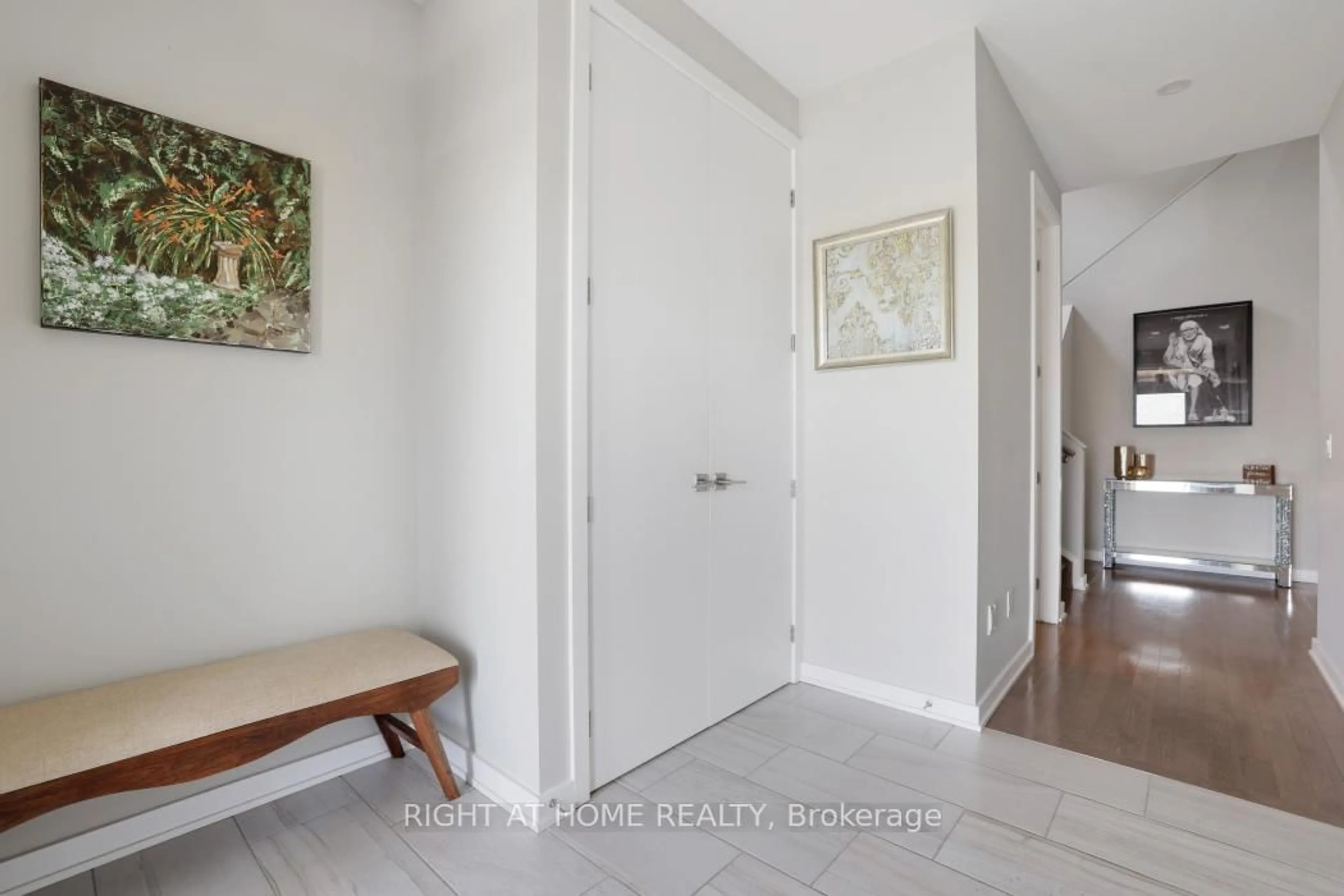 Indoor entryway for 159 Rockmelon St, Ottawa Ontario K1X 0K6