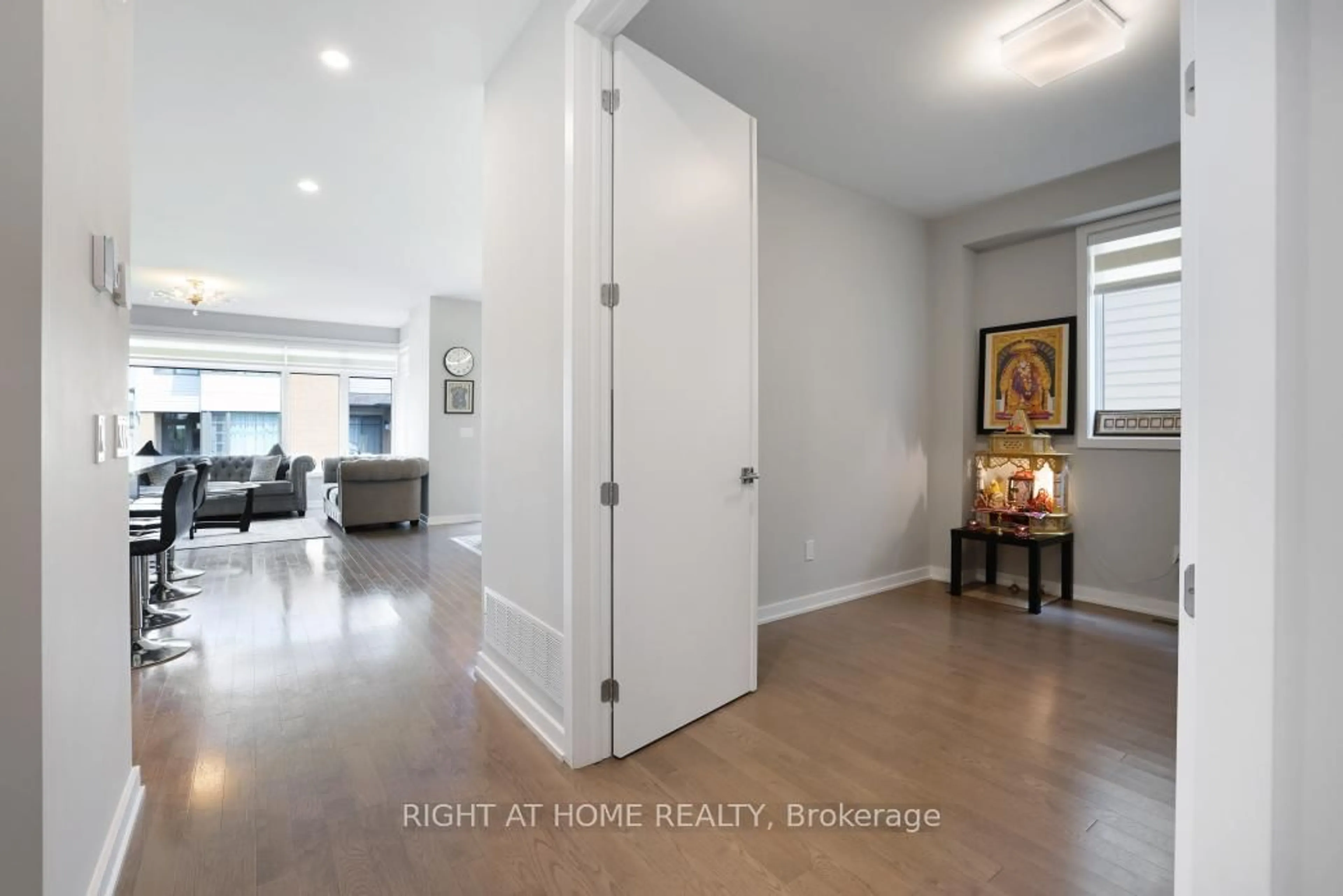 Indoor entryway for 159 Rockmelon St, Ottawa Ontario K1X 0K6
