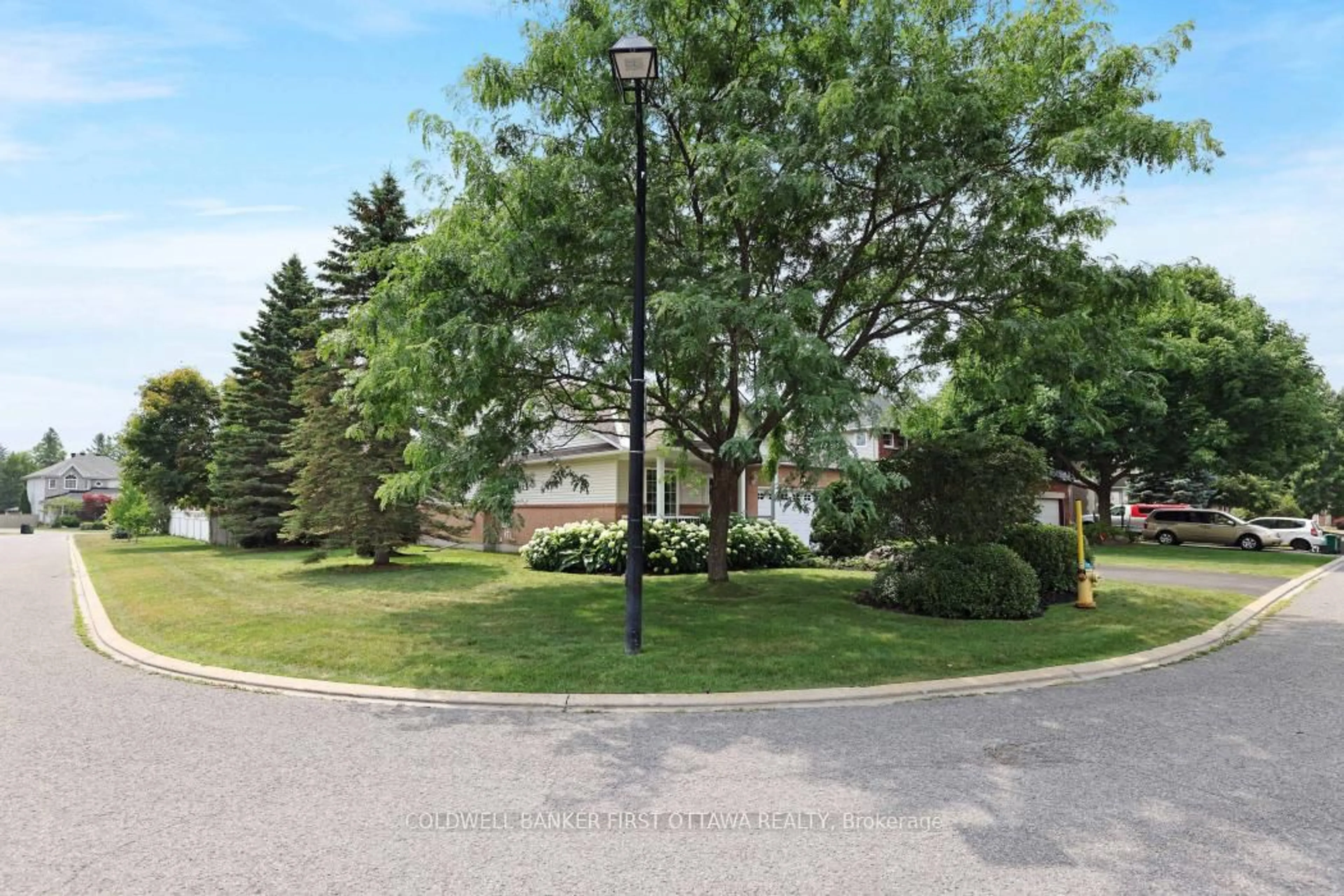 A pic from outside/outdoor area/front of a property/back of a property/a pic from drone, street for 10 Ladybirds Cres, Stittsville Ontario K2S 1Z6