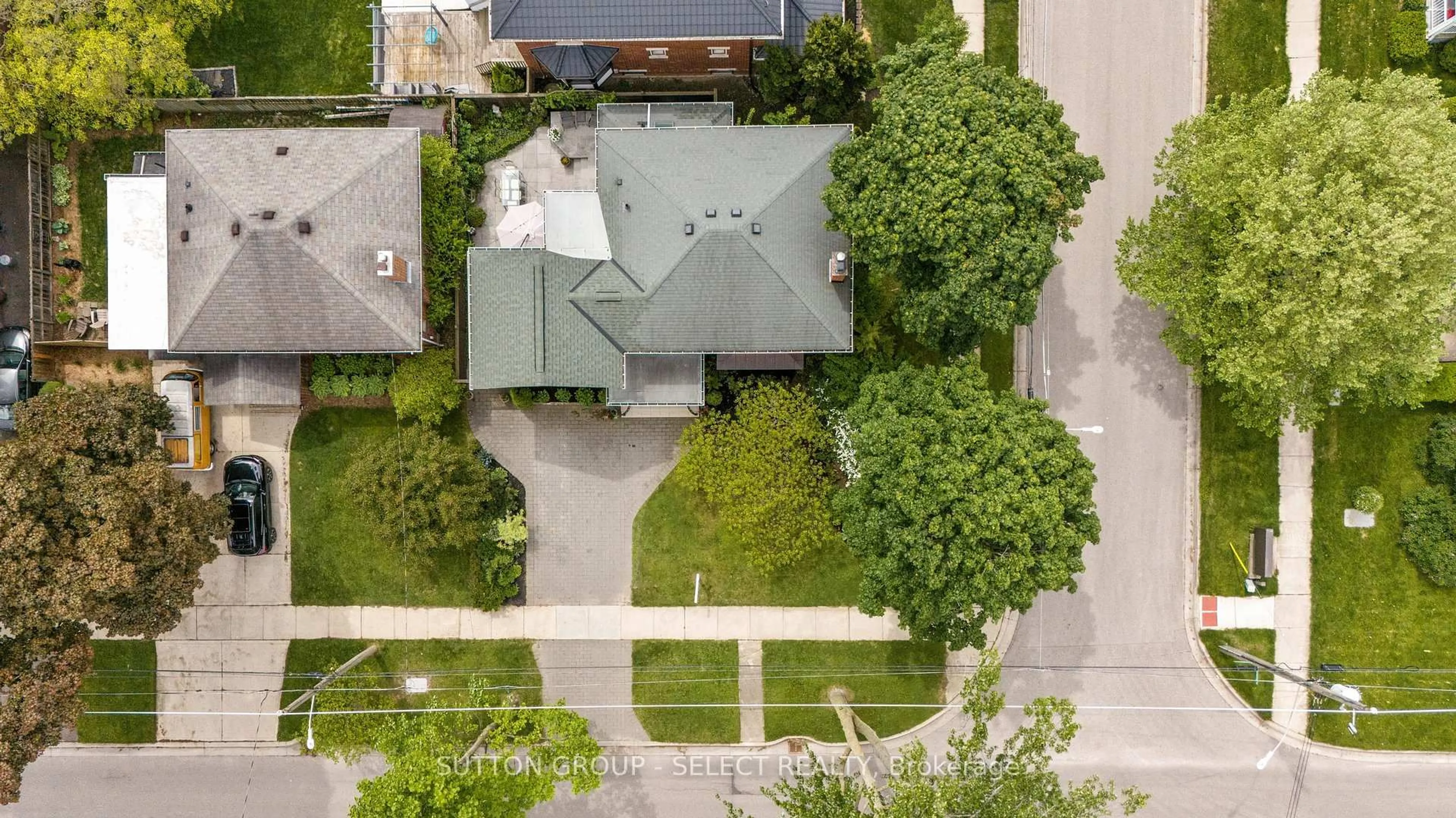 A pic from outside/outdoor area/front of a property/back of a property/a pic from drone, street for 391 Regent St, London East Ontario N6A 2H7