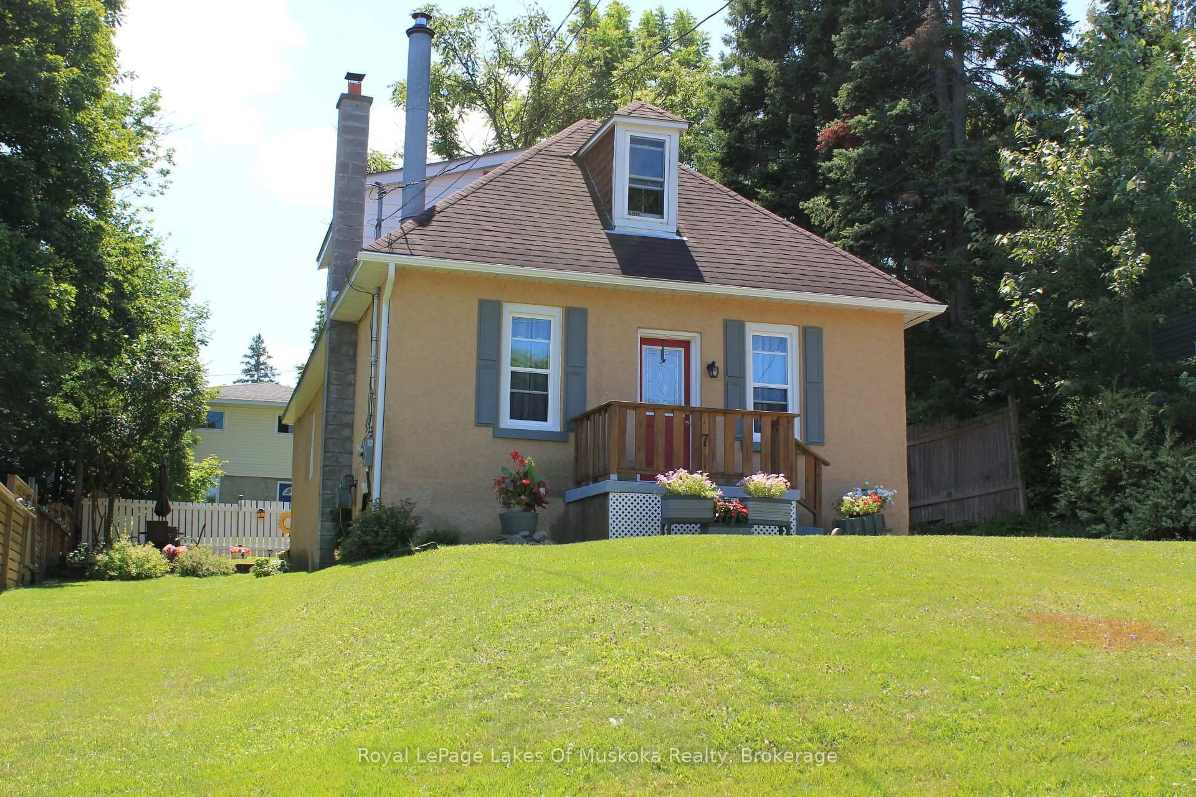 Home with vinyl exterior material, street for 7 Duncan St, Huntsville Ontario P1H 1V9