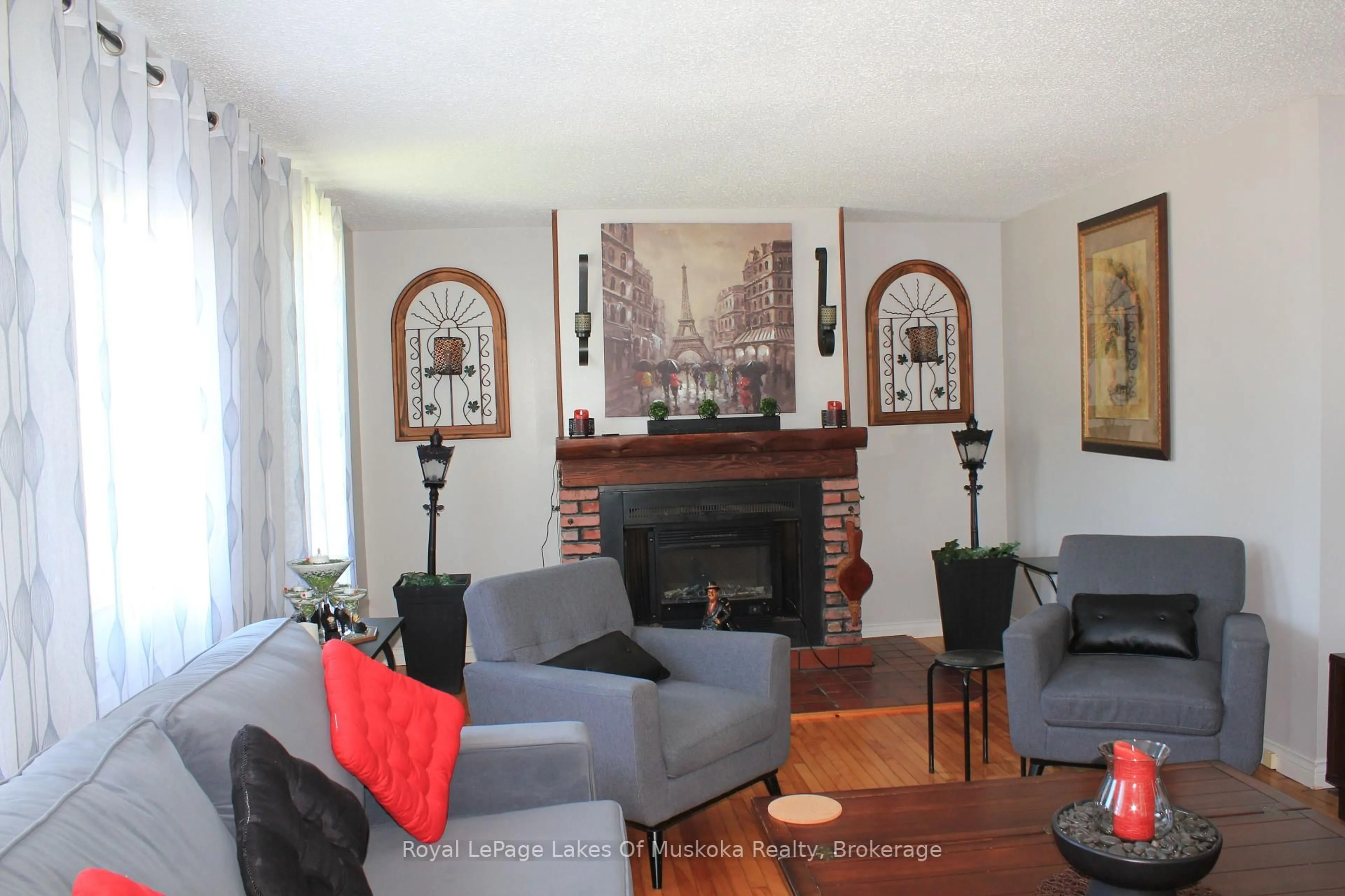 Living room with furniture, unknown for 7 Duncan St, Huntsville Ontario P1H 1V9