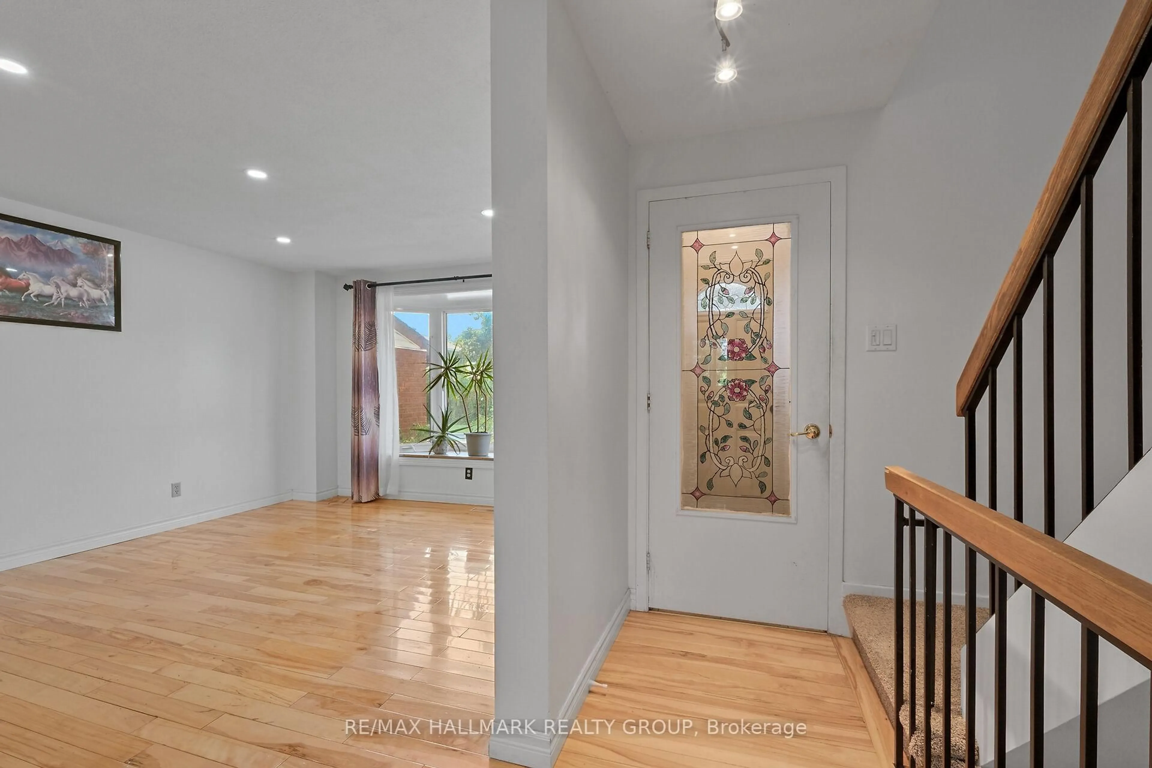 Indoor entryway for 1089 Barwell Ave, Ottawa Ontario K2B 8H4