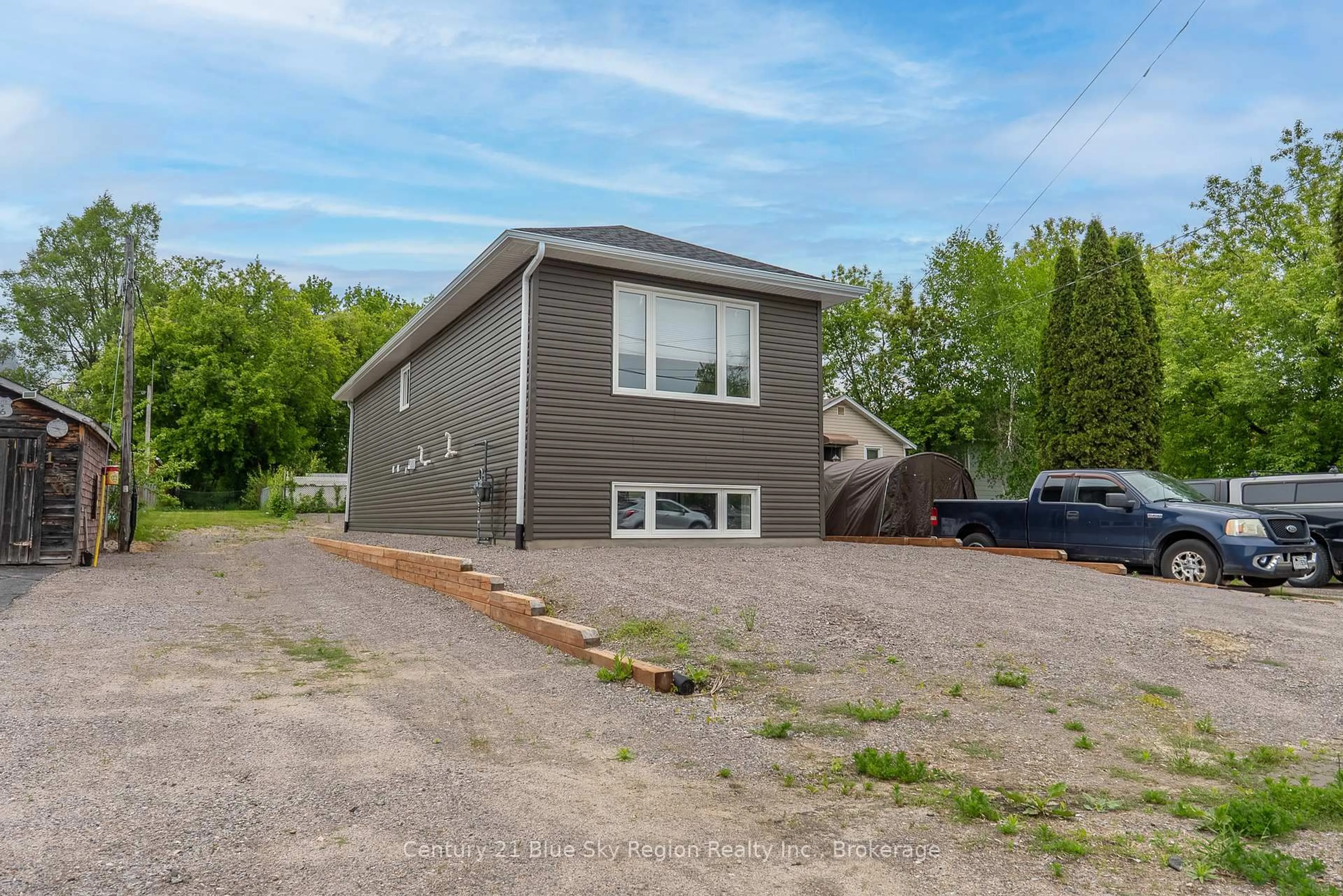 A pic from outside/outdoor area/front of a property/back of a property/a pic from drone, building for 1556 FRASER St, North Bay Ontario P1B 3Z2