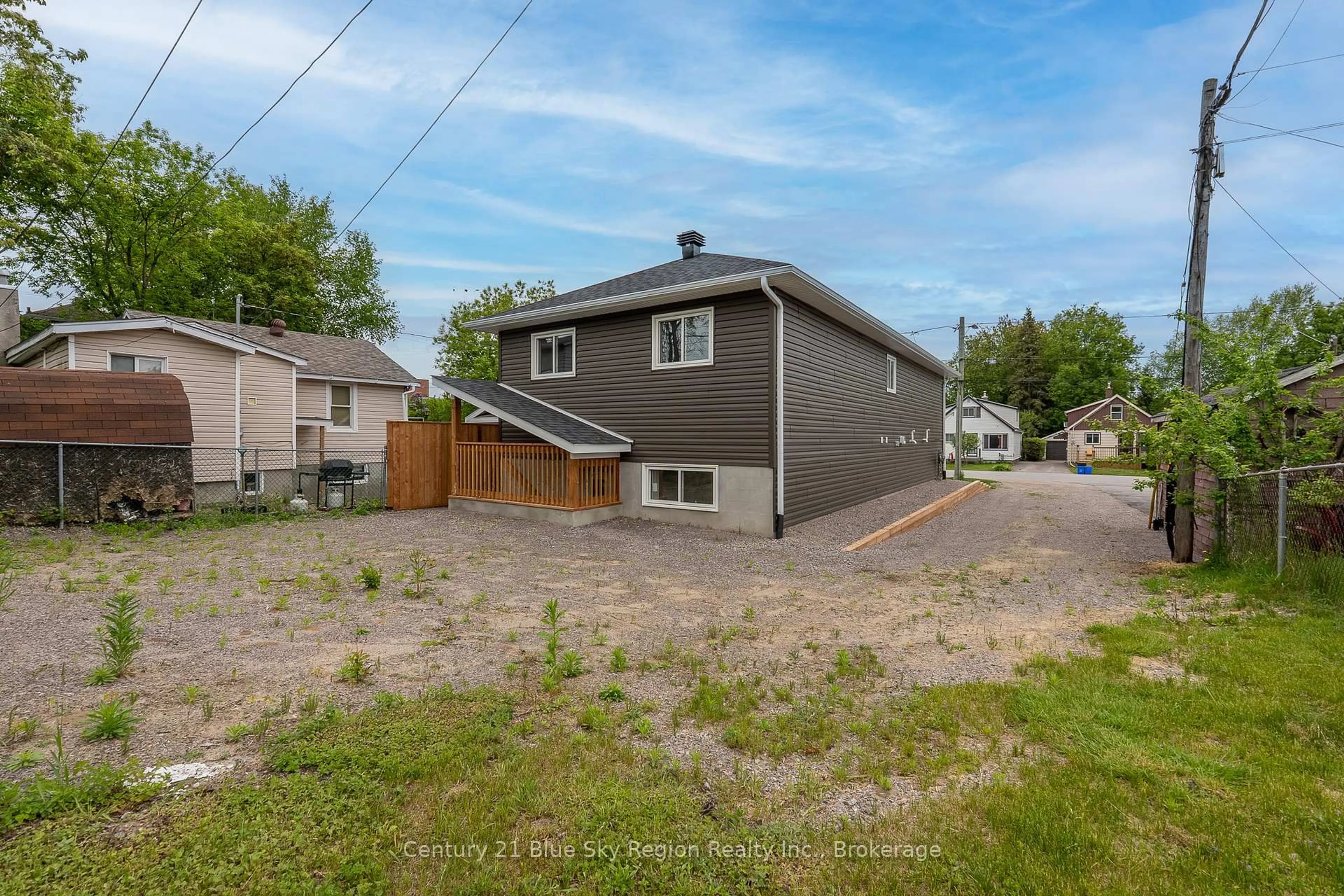 A pic from outside/outdoor area/front of a property/back of a property/a pic from drone, street for 1556 FRASER St, North Bay Ontario P1B 3Z2
