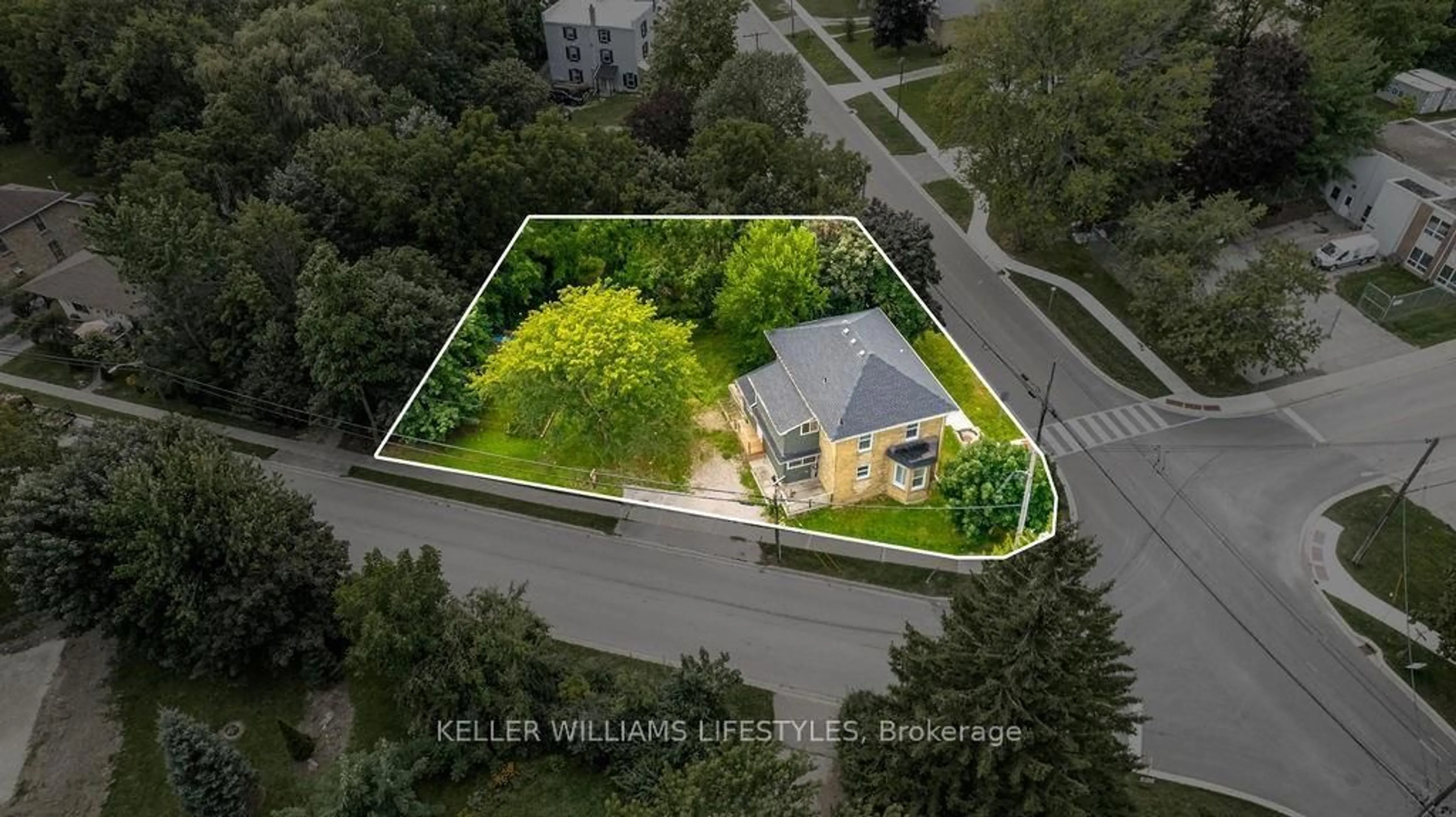 A pic from outside/outdoor area/front of a property/back of a property/a pic from drone, building for 41 BROADWAY St, Lambton Shores Ontario N0N 1J0