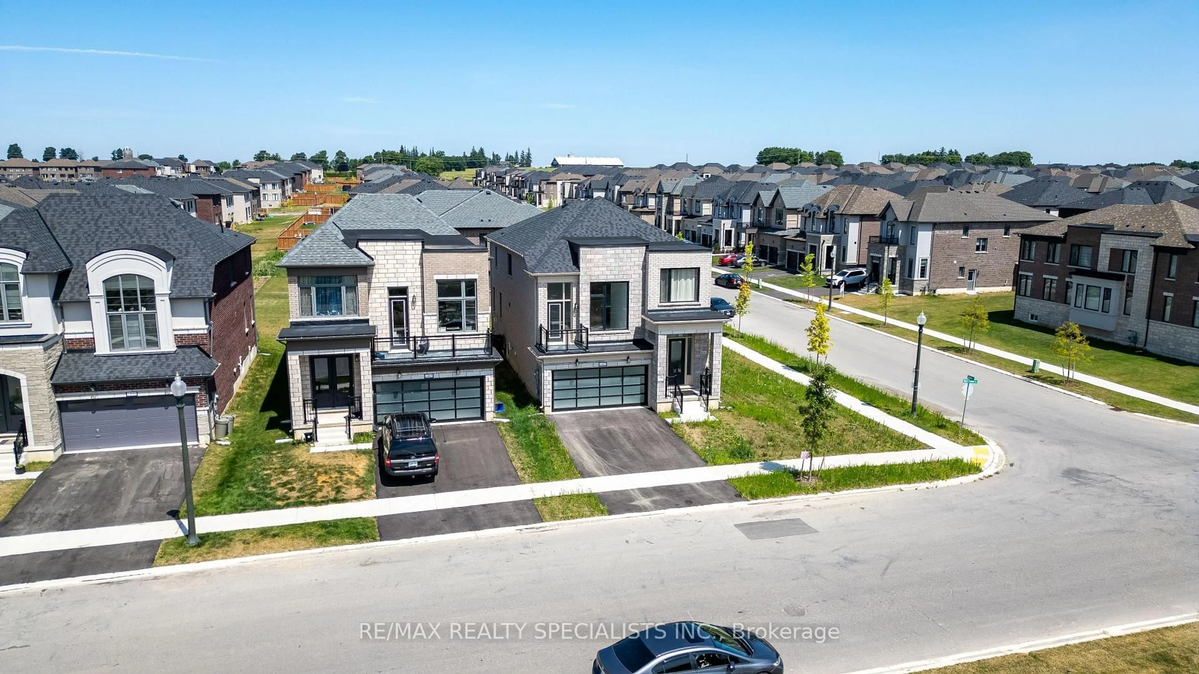 A pic from outside/outdoor area/front of a property/back of a property/a pic from drone, street for 1407 Upper Thames Dr, Woodstock Ontario N4T 0N9