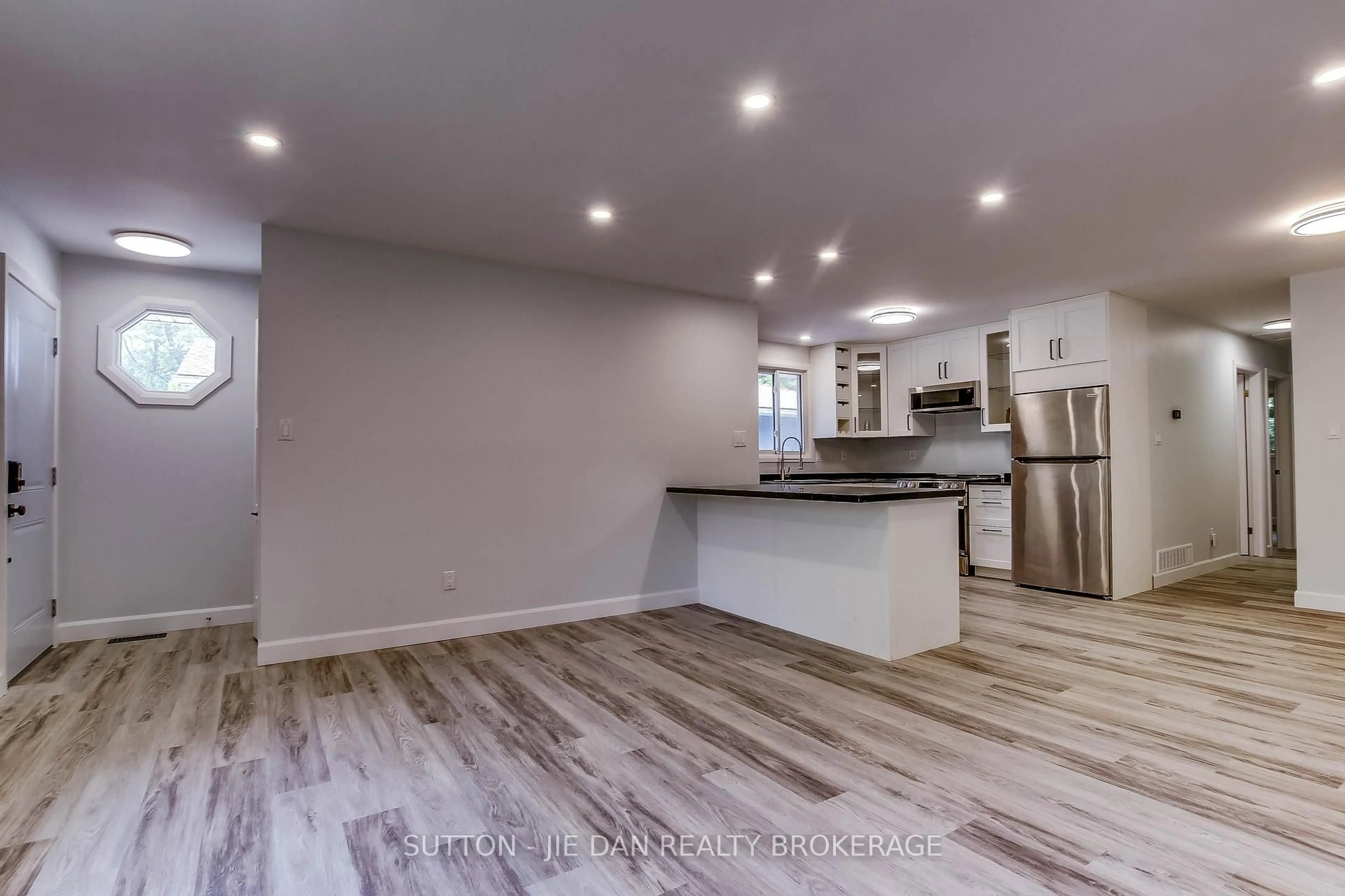 Open concept kitchen, wood/laminate floor for 42 WENLOCK Cres, London North Ontario N6G 3B6