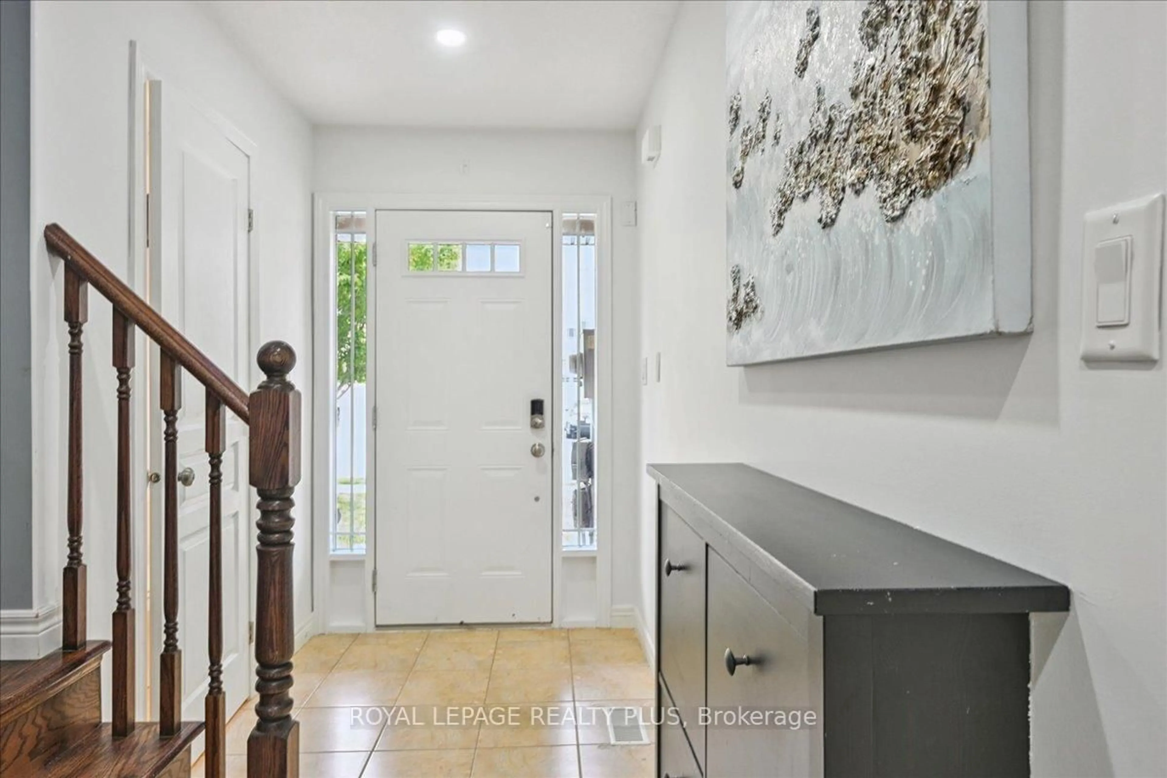 Indoor entryway for 86 Edenrock Dr, Hamilton Ontario L8E 0G7