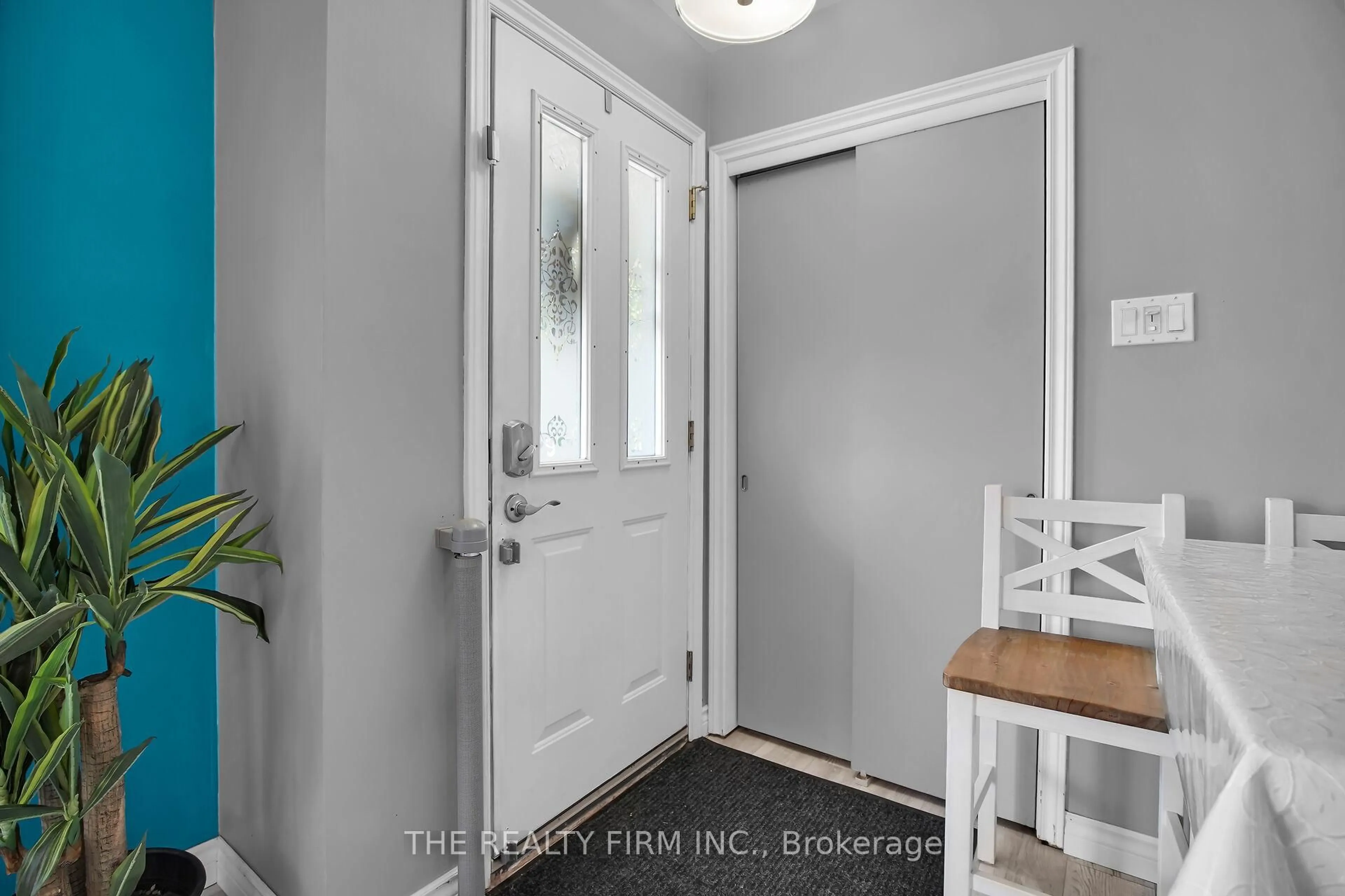 Indoor entryway for 952 Eagle Cres, London South Ontario N5Z 3H7