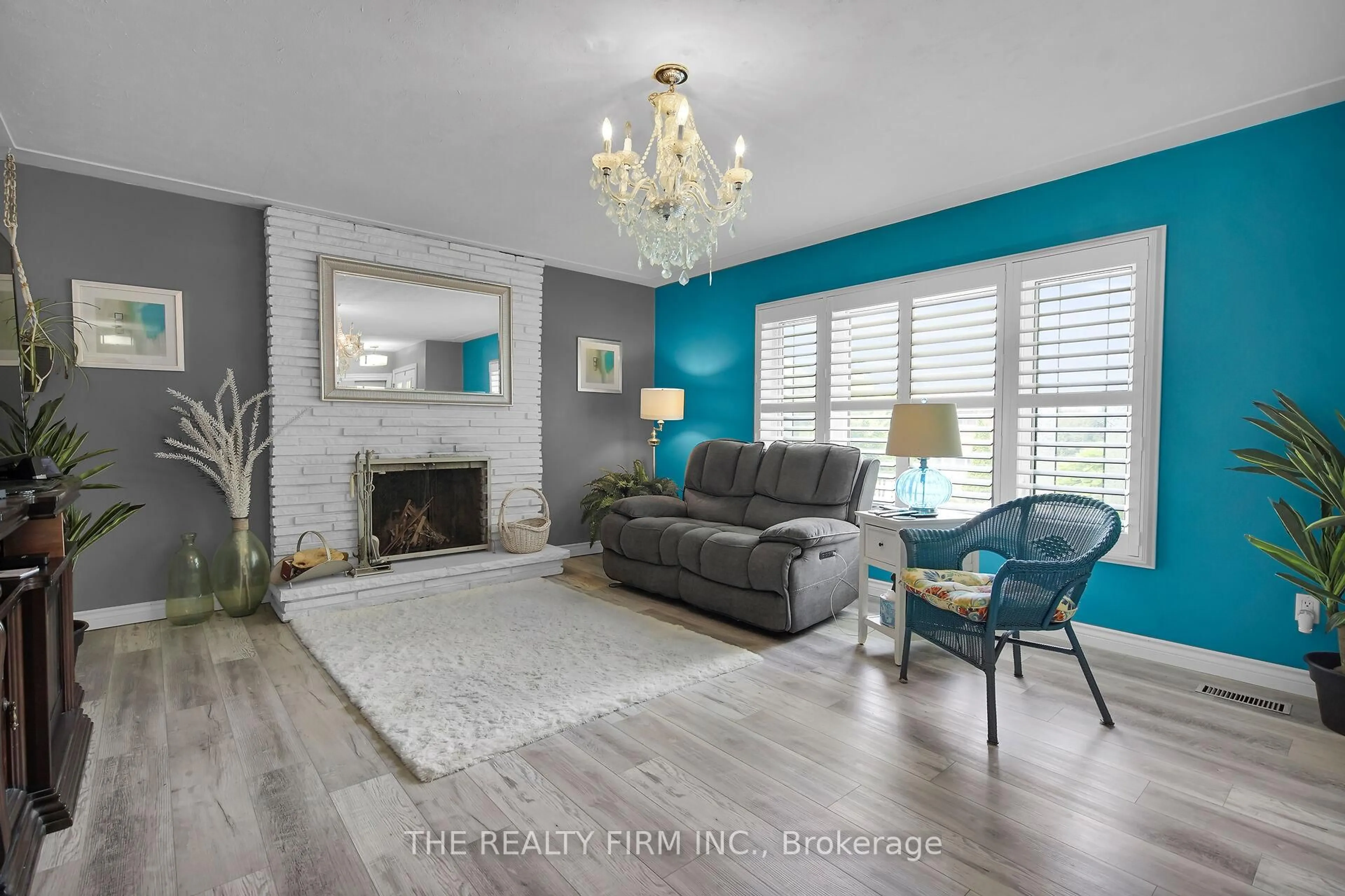 Living room with furniture, wood/laminate floor for 952 Eagle Cres, London South Ontario N5Z 3H7