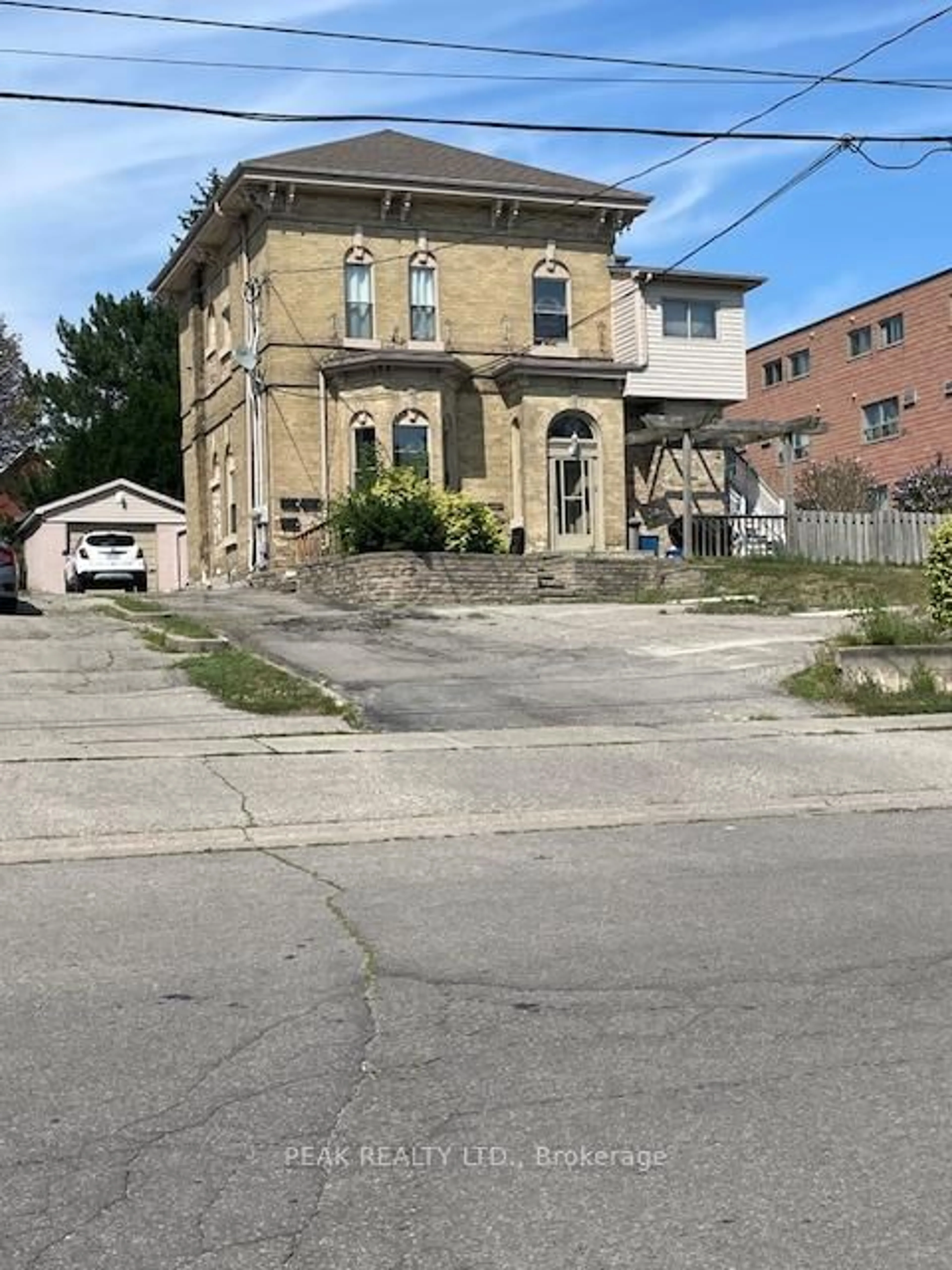 A pic from outside/outdoor area/front of a property/back of a property/a pic from drone, street for 15 Buffalo St, Brantford Ontario N3R 1C7