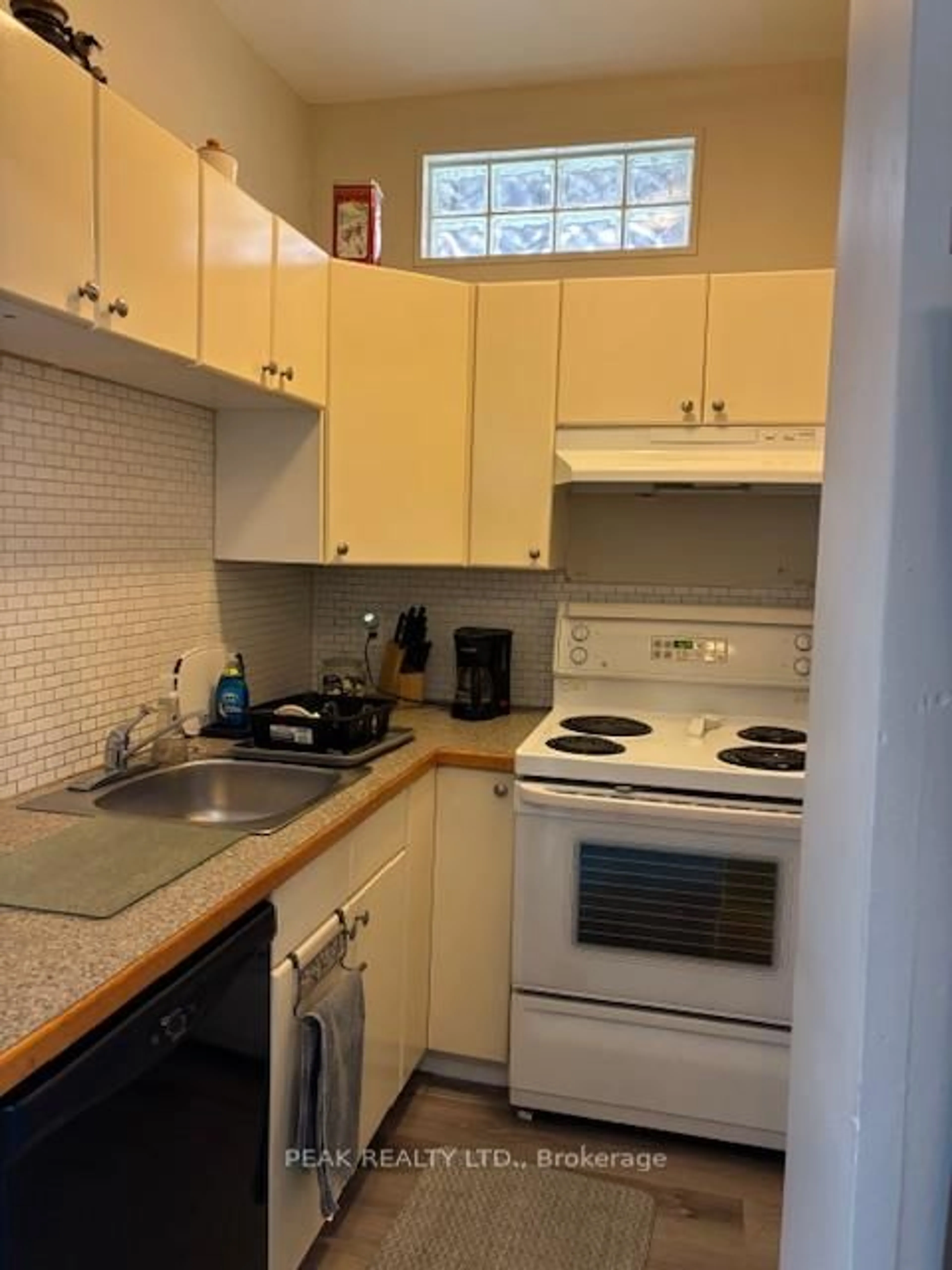 Standard kitchen, unknown for 15 Buffalo St, Brantford Ontario N3R 1C7