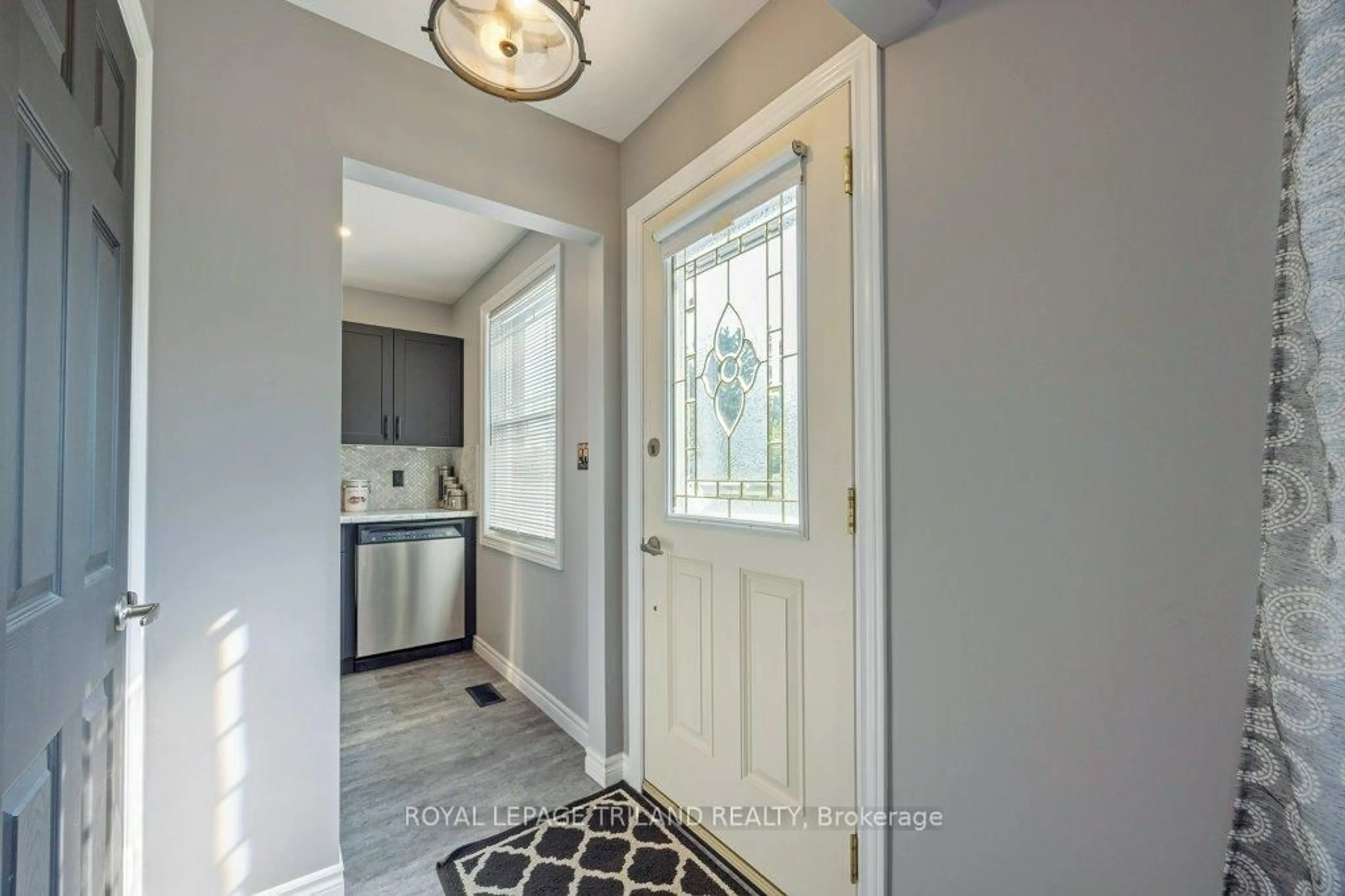 Indoor entryway for 174 Fairview Ave, St. Thomas Ontario N5R 4Y1