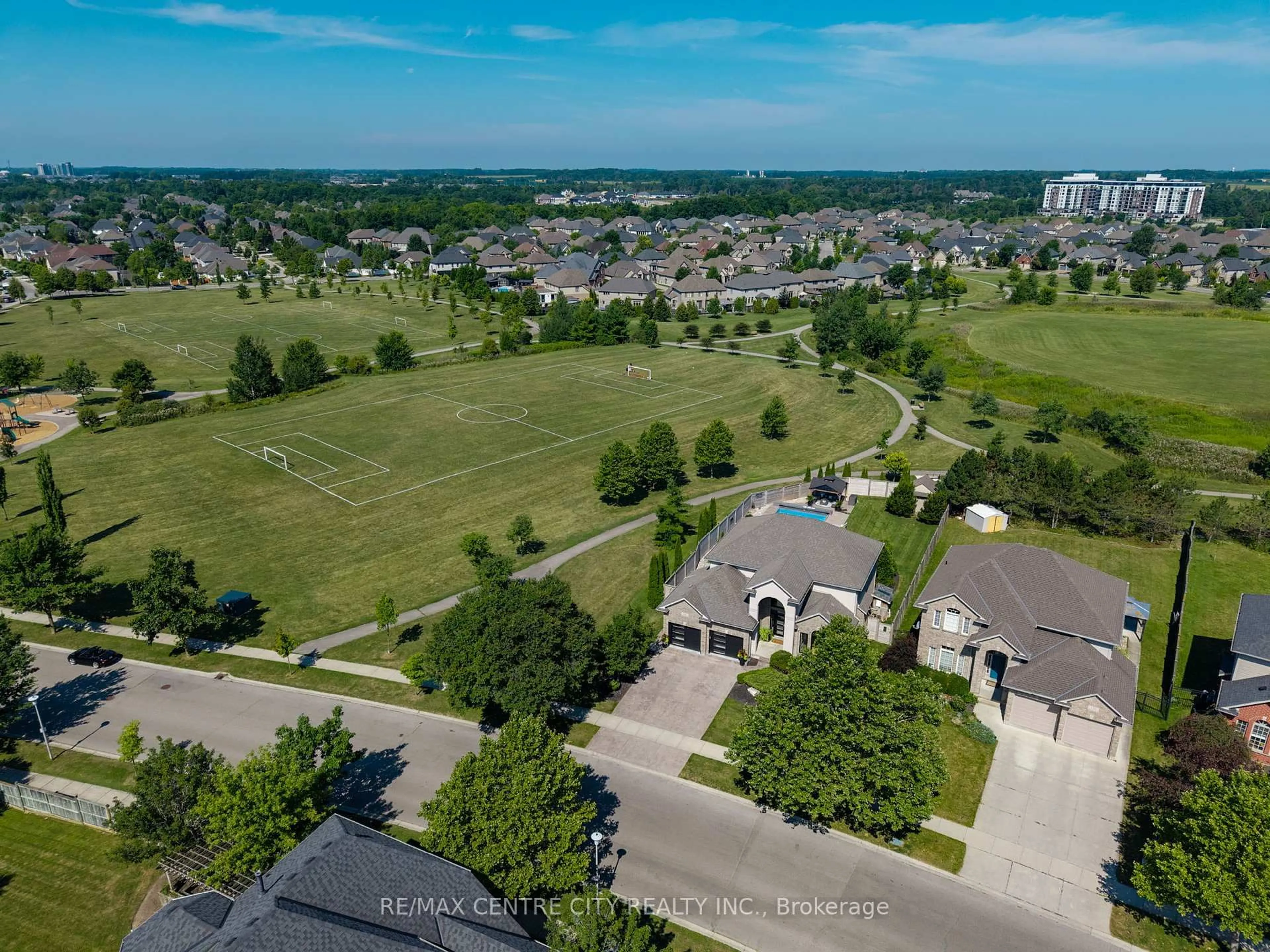 A pic from outside/outdoor area/front of a property/back of a property/a pic from drone, unknown for 200 Plane Tree Dr, London North Ontario N6G 5H4