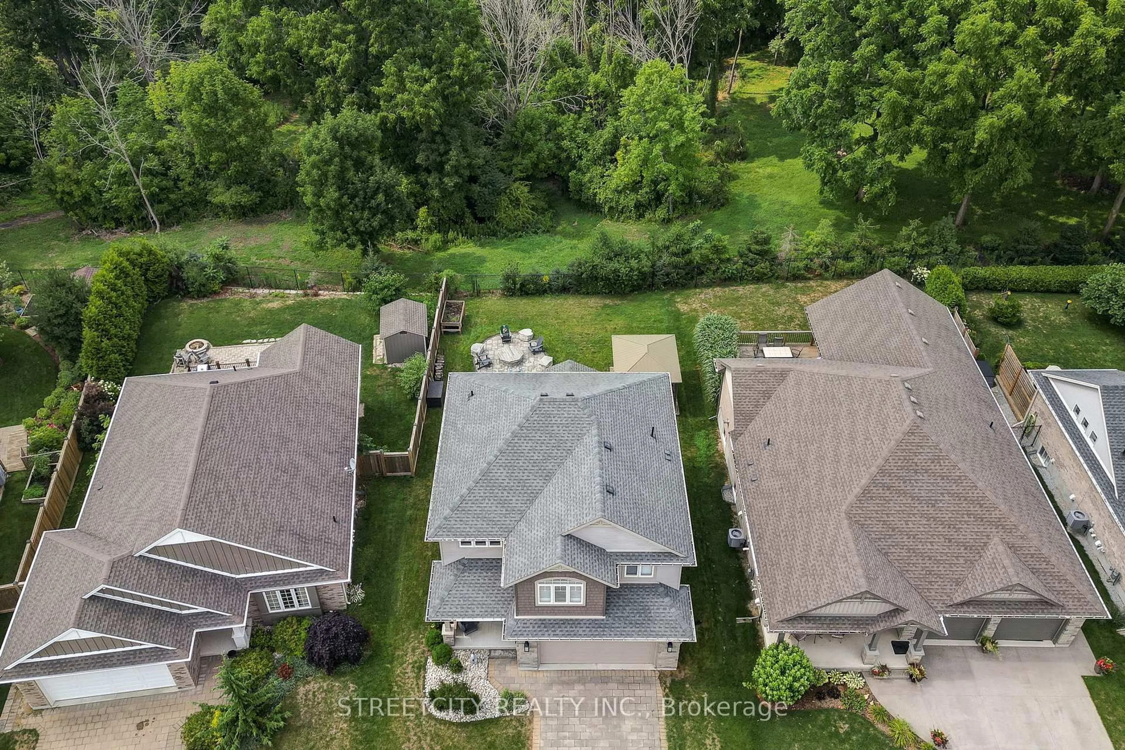 A pic from outside/outdoor area/front of a property/back of a property/a pic from drone, unknown for 400 Beamish St, Central Elgin Ontario N5L 0A7