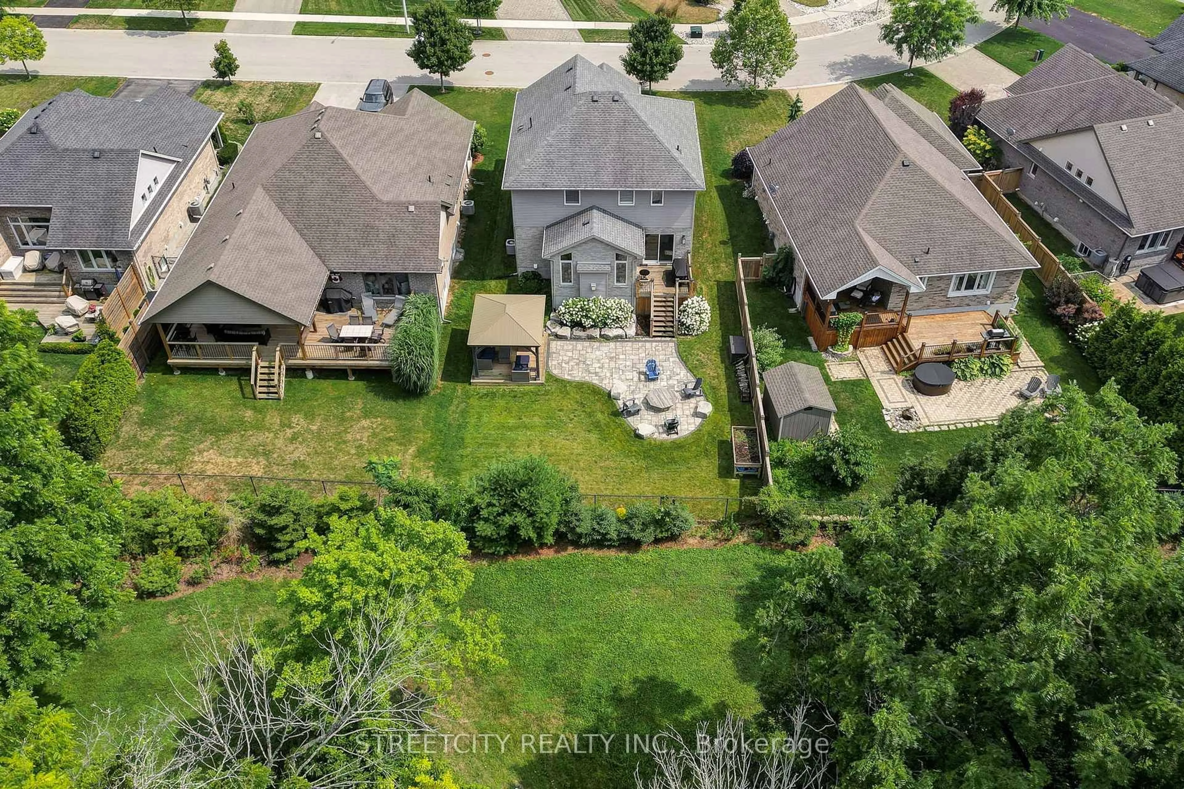 A pic from outside/outdoor area/front of a property/back of a property/a pic from drone, street for 400 Beamish St, Central Elgin Ontario N5L 0A7