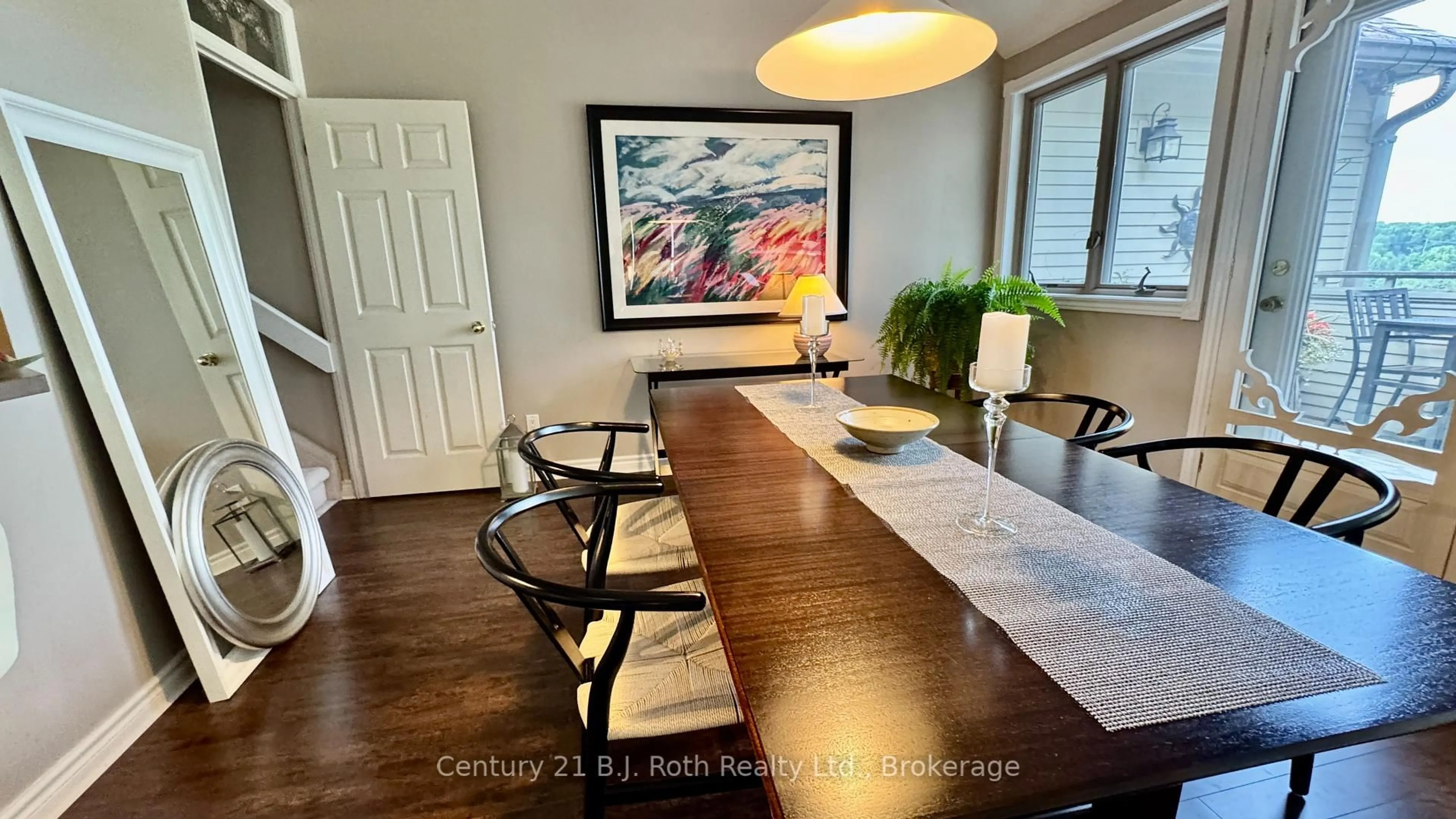 Dining room, wood/laminate floor for 331 Grandview Hilltop Dr, Huntsville Ontario P1H 2J5
